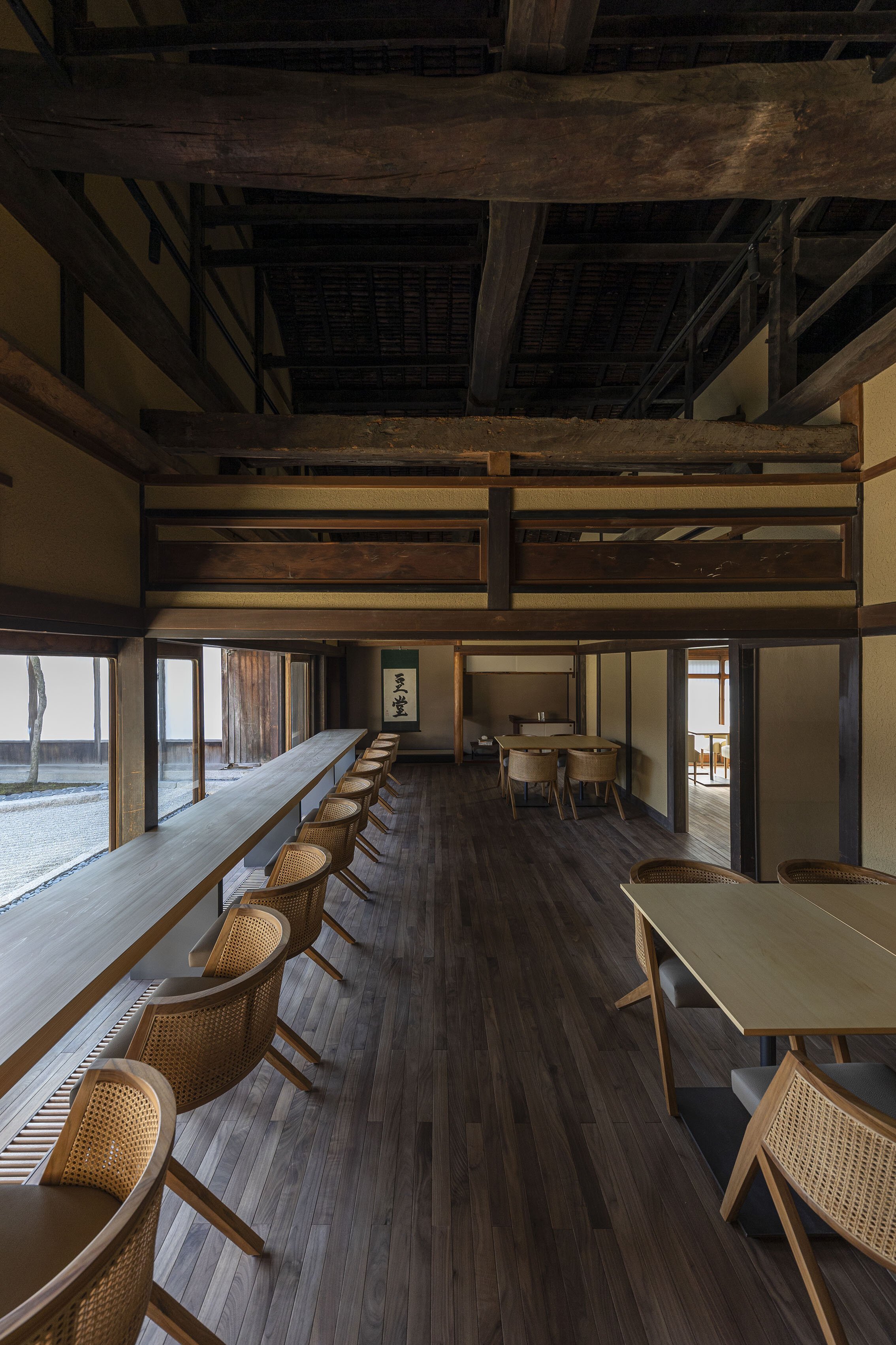  杉本博司と榊田倫之が率いる新素材研究所がデザインを手掛けた小田垣商店本店のカフェ。カウンター越しに庭園を望むことができる 