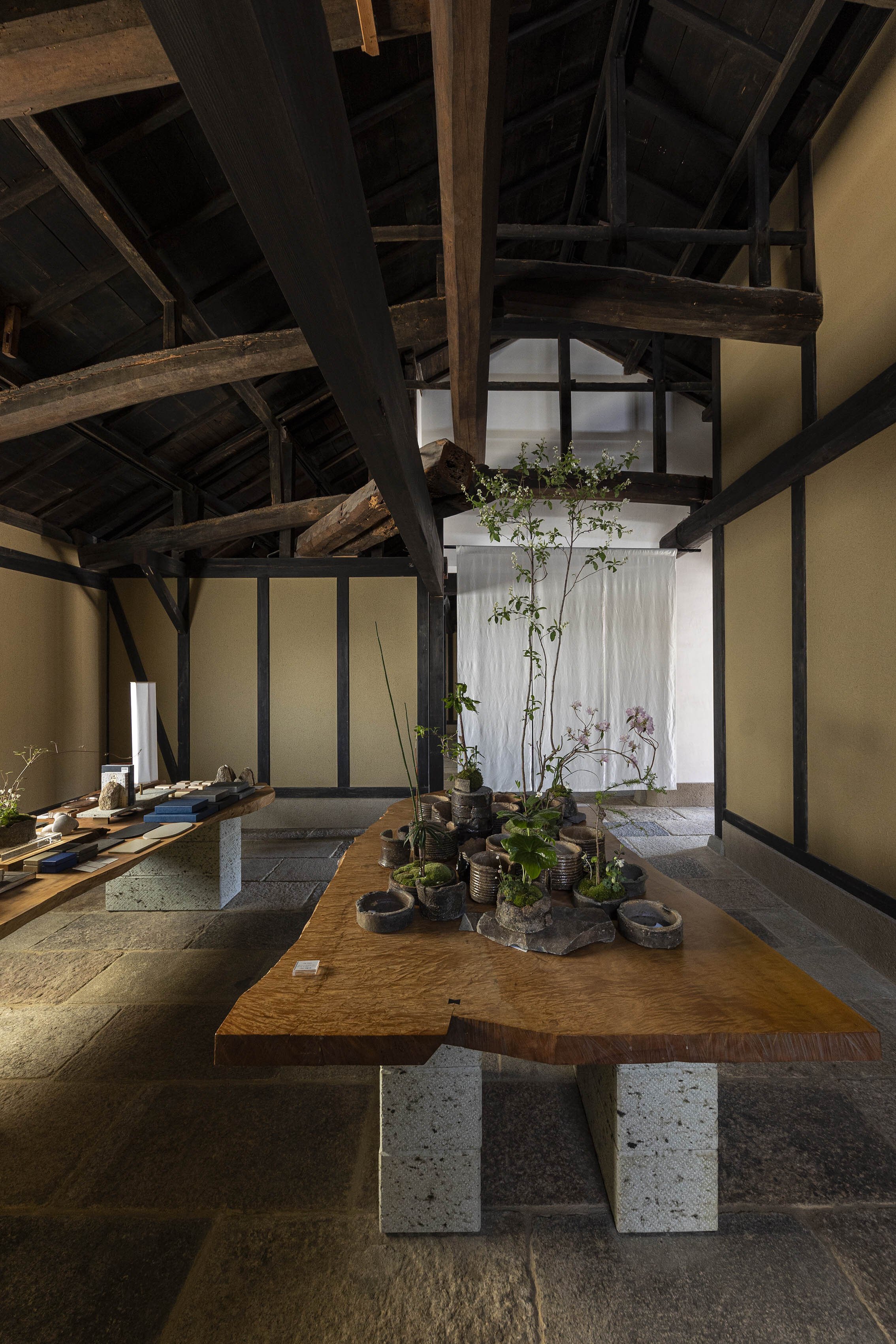  杉本博司と榊田倫之が率いる新素材研究所がデザインを手掛けた小田垣商店本店のショップ。ディスプレイテーブルの天板は栃 
