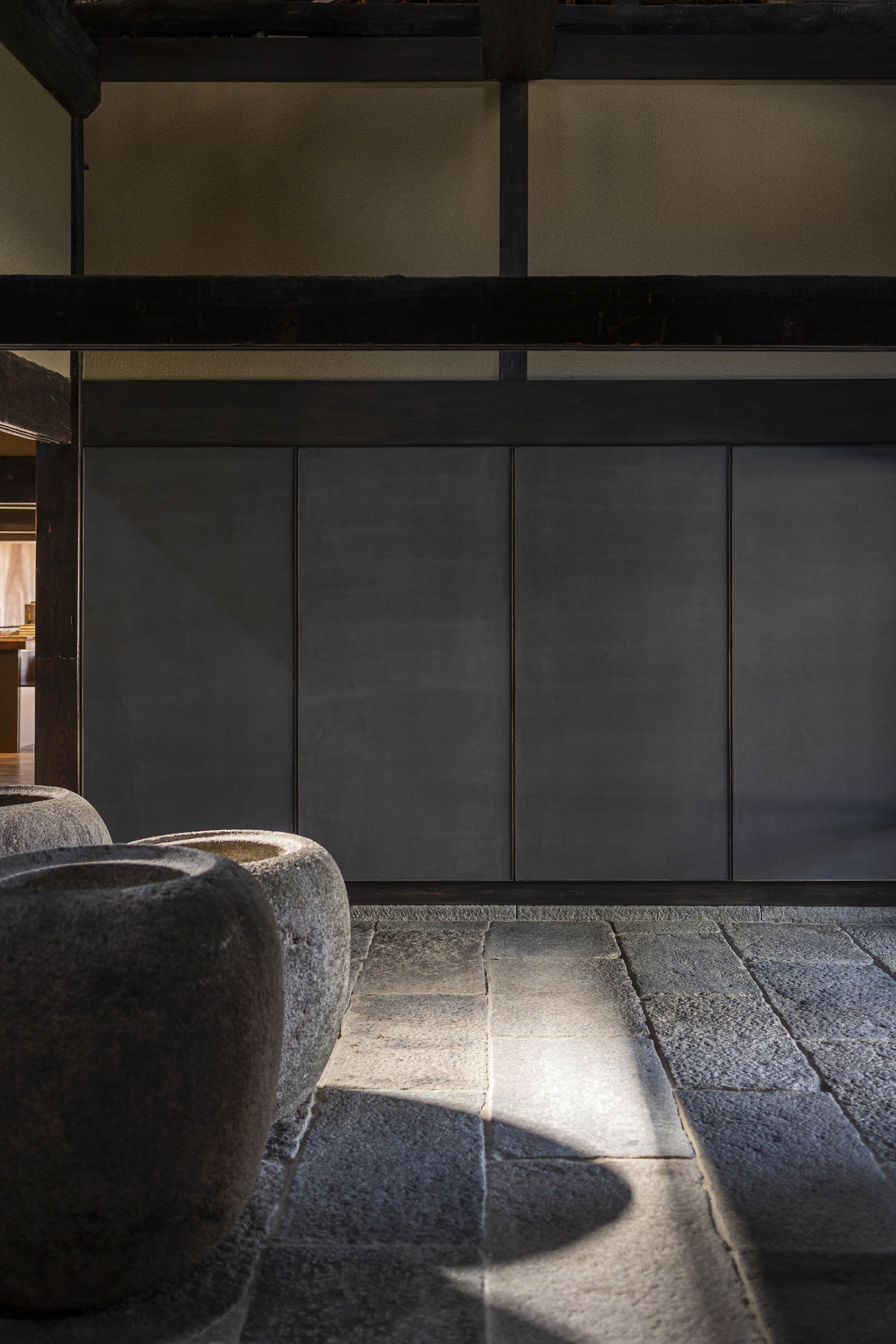  杉本博司と榊田倫之が率いる新素材研究所がデザインを手掛けた小田垣商店本店のショップ。黒漆喰は久住章監修によるもの。 