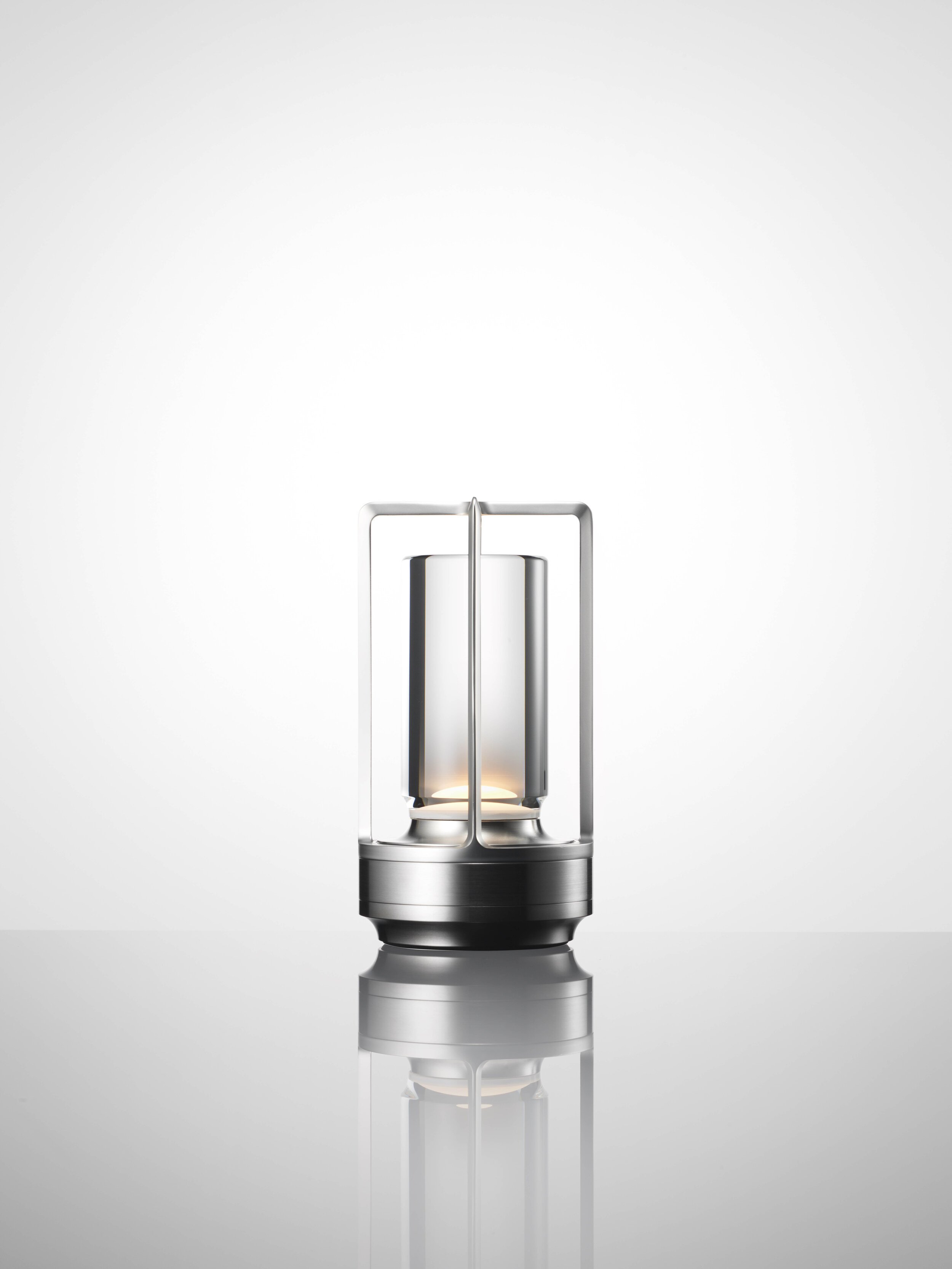  Nao Tamura 田村奈穂がデザインを手掛けた、アンビエンテックの照明器具「TURN+（ターンプラス）」。ステンレスタイプ 