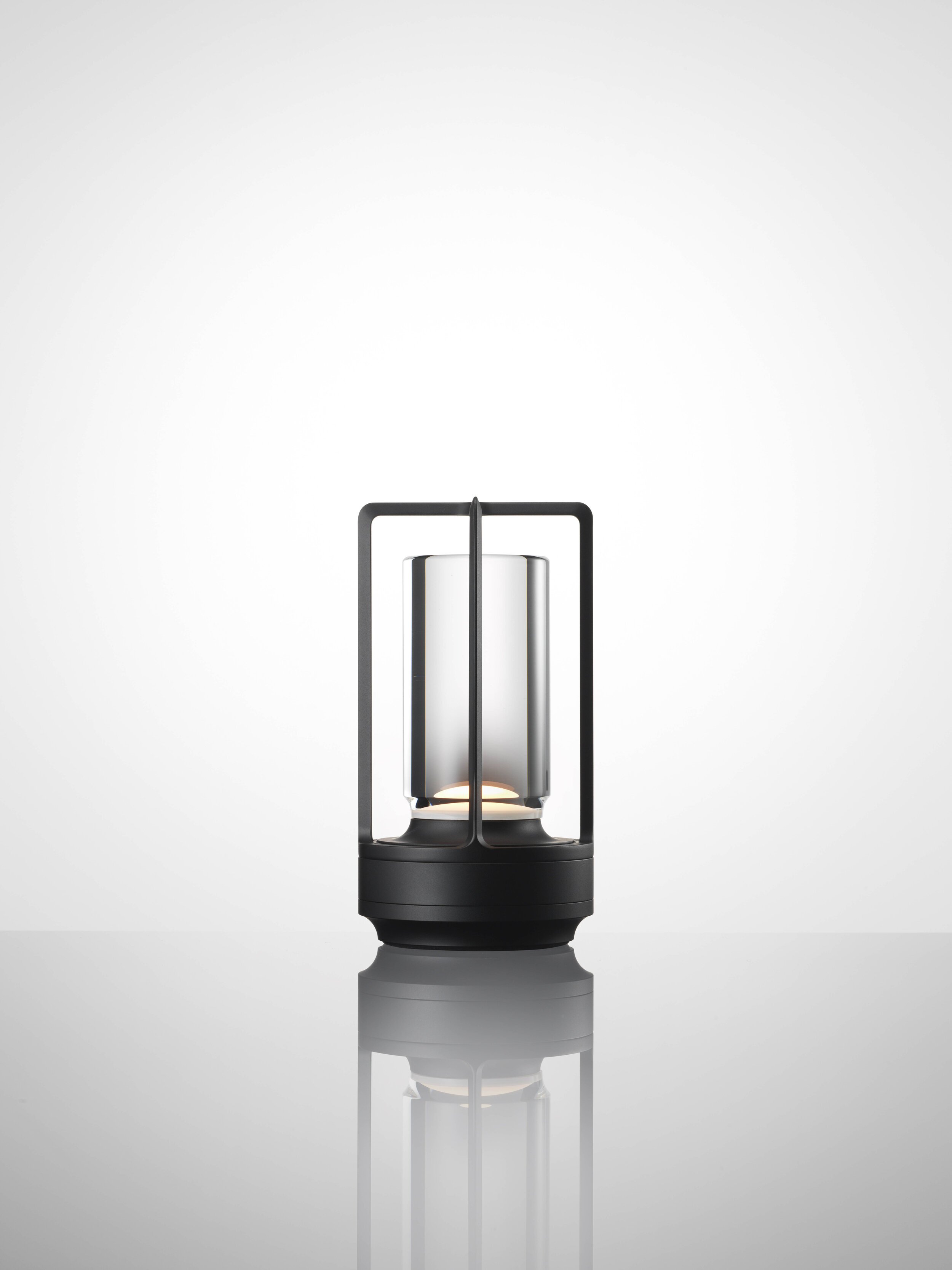  Nao Tamura 田村奈穂がデザインを手掛けた、アンビエンテックの照明器具「TURN+（ターンプラス）」。アルミニウムブラック 