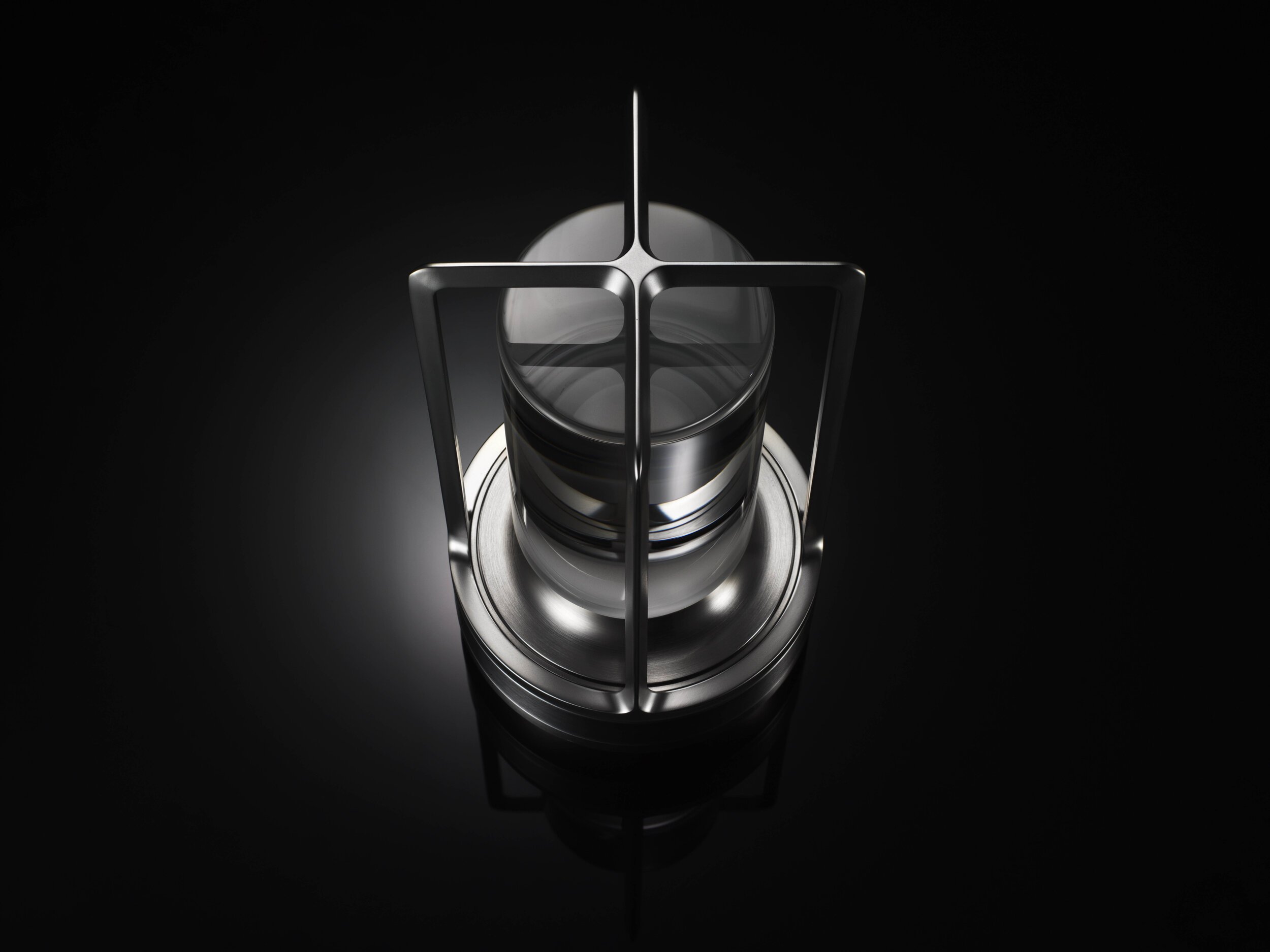  Nao Tamura 田村奈穂がデザインを手掛けた、アンビエンテックの照明器具「TURN+（ターンプラス）」のディテール。ケージは十字形にデザインされた 