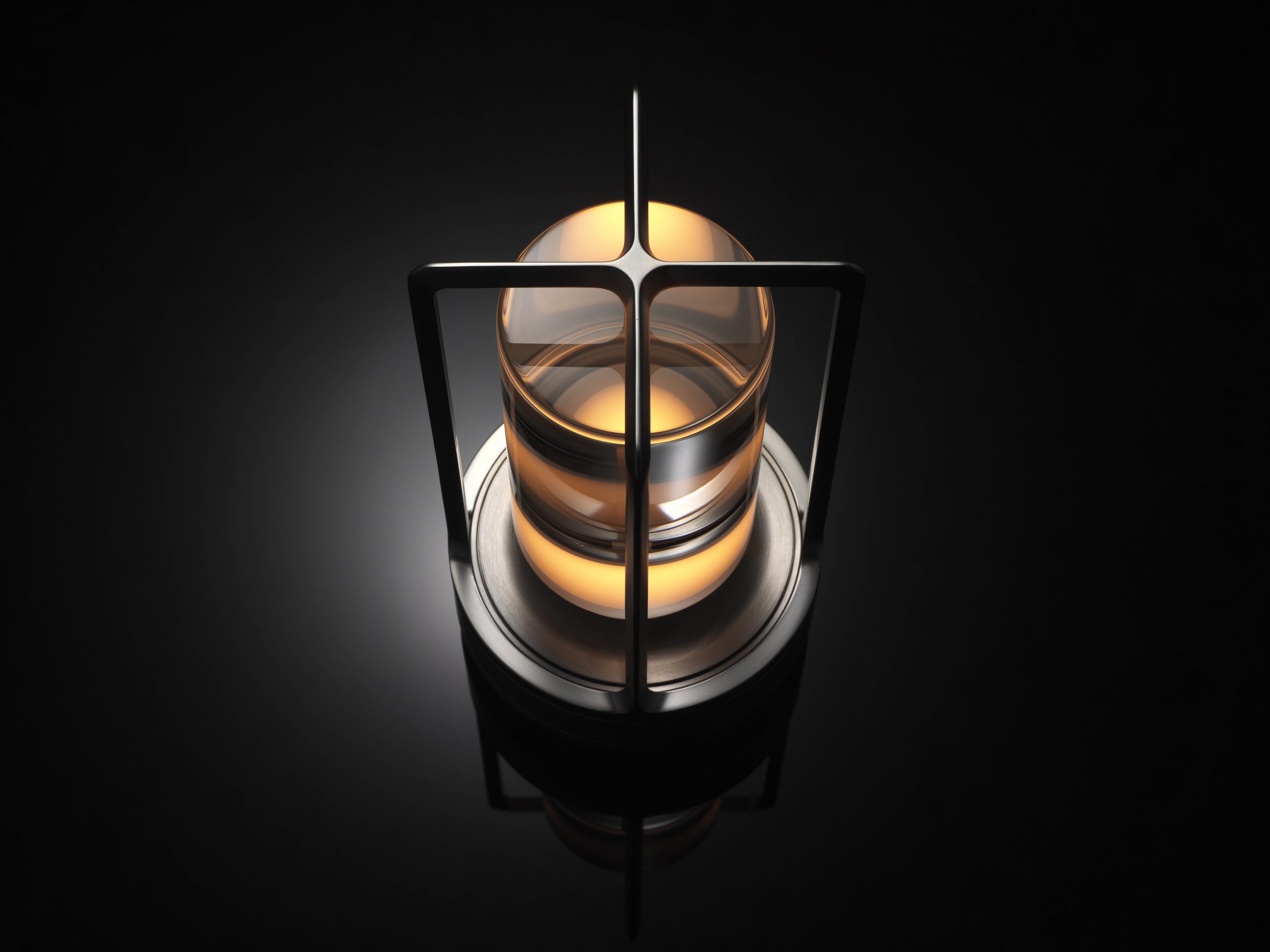  Nao Tamura 田村奈穂がデザインを手掛けた、アンビエンテックの照明器具「TURN+（ターンプラス）」。シェード部分はクリスタルガラス 