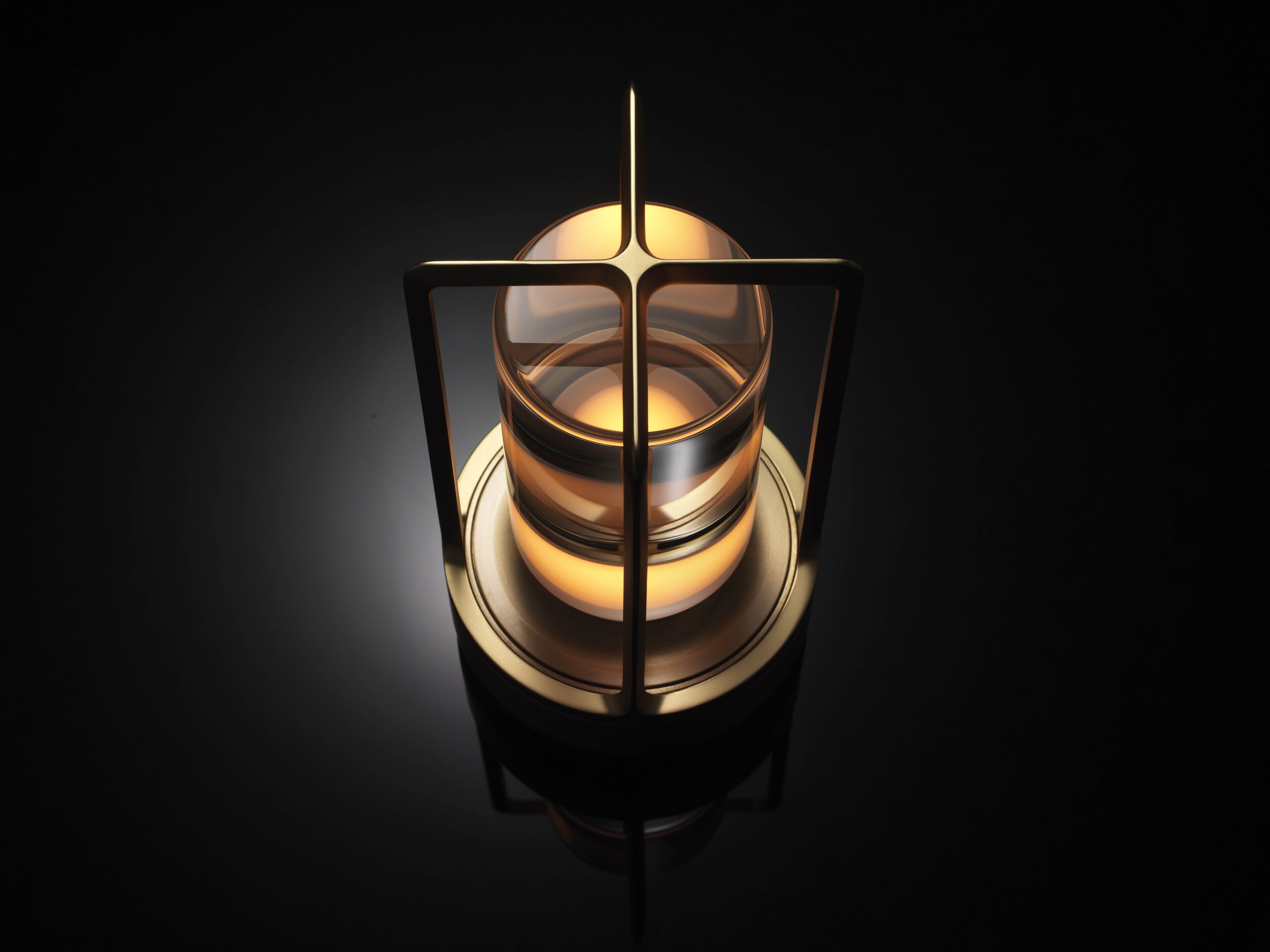  Nao Tamura 田村奈穂がデザインを手掛けた、アンビエンテックの照明器具「TURN+（ターンプラス）」。光の色と明るさは4段階に変化する。 