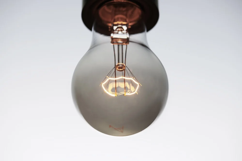 NEW LIGHT POTTERYによるオリジナルの白熱電球「FILAMENT」 — IDREIT 