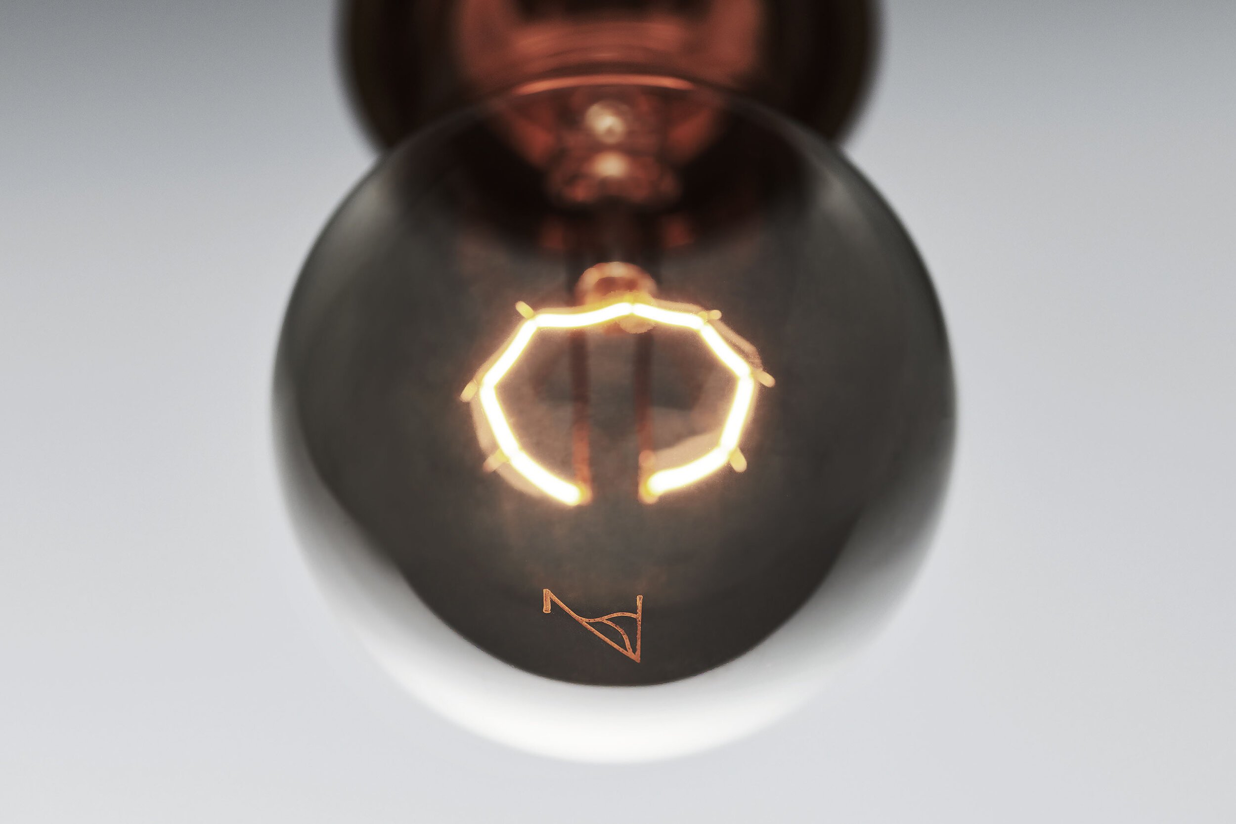 NEW LIGHT POTTERY ニューライトポタリーのオリジナル白熱電球 FILAMENTのE17タイプ。フィラメントは9角形としている。 