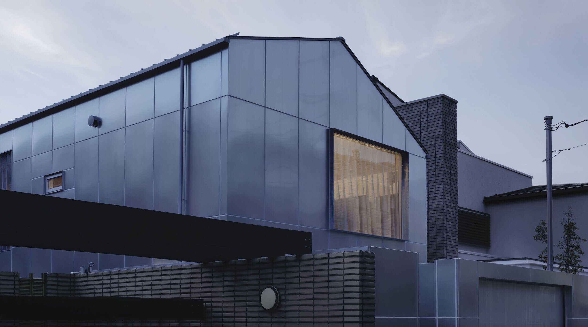  CASE-REAL（ケース・リアル）の二俣公一がデザインした住宅「東五反田の家」外観。外装には亜鉛メッキ鋼板を用いた 