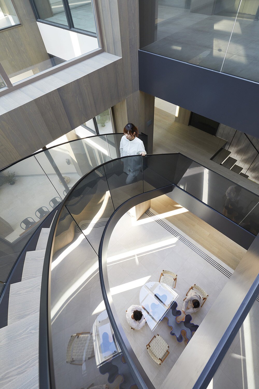  建築家 sinatoシナトの大野力が設計した住宅Shoto S。吹き抜けの階段を見下ろす 