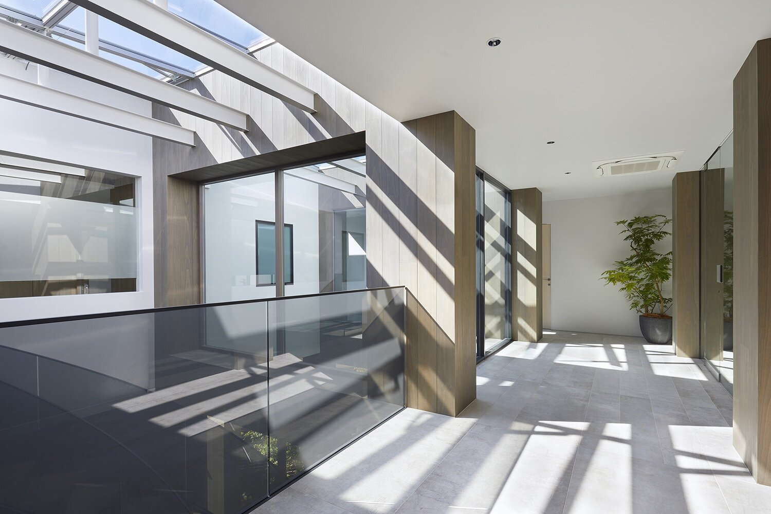  建築家 sinatoシナトの大野力が設計した住宅Shoto S。トップライトから光が注ぐ3階のインテリアデザイン 