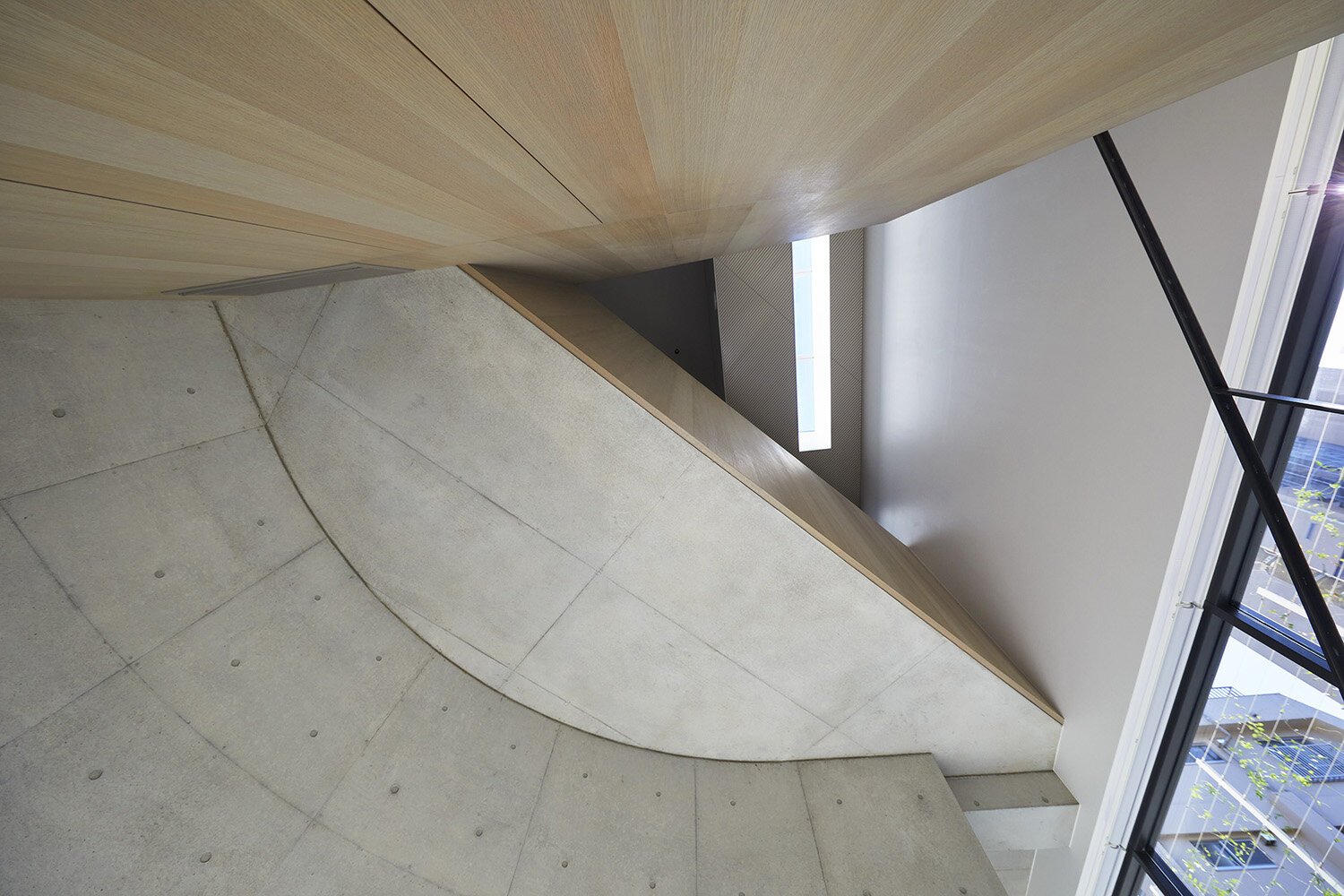  建築家 sinatoシナトの大野力が設計した住宅Shoto S。吹き抜けを見上げる 
