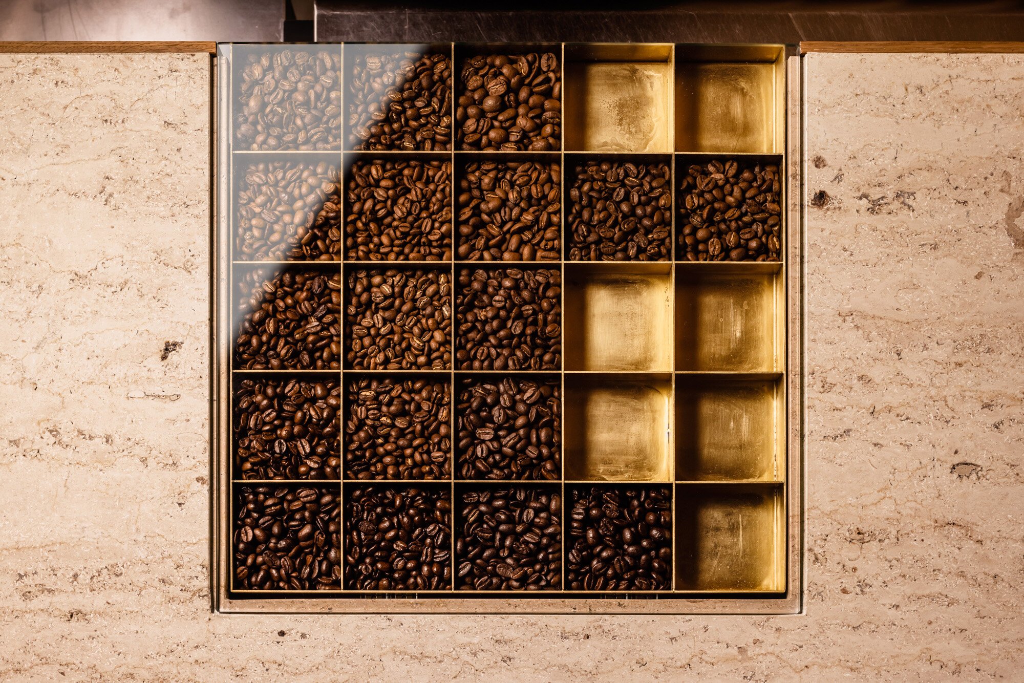  14sd / Fourteen stones design（フォーティーンストーンズデザイン）の林洋介がデザインを手掛けた「KOFFEE MAMEYA -Kakeru-」のコーヒー豆のオリジナルショーケース 