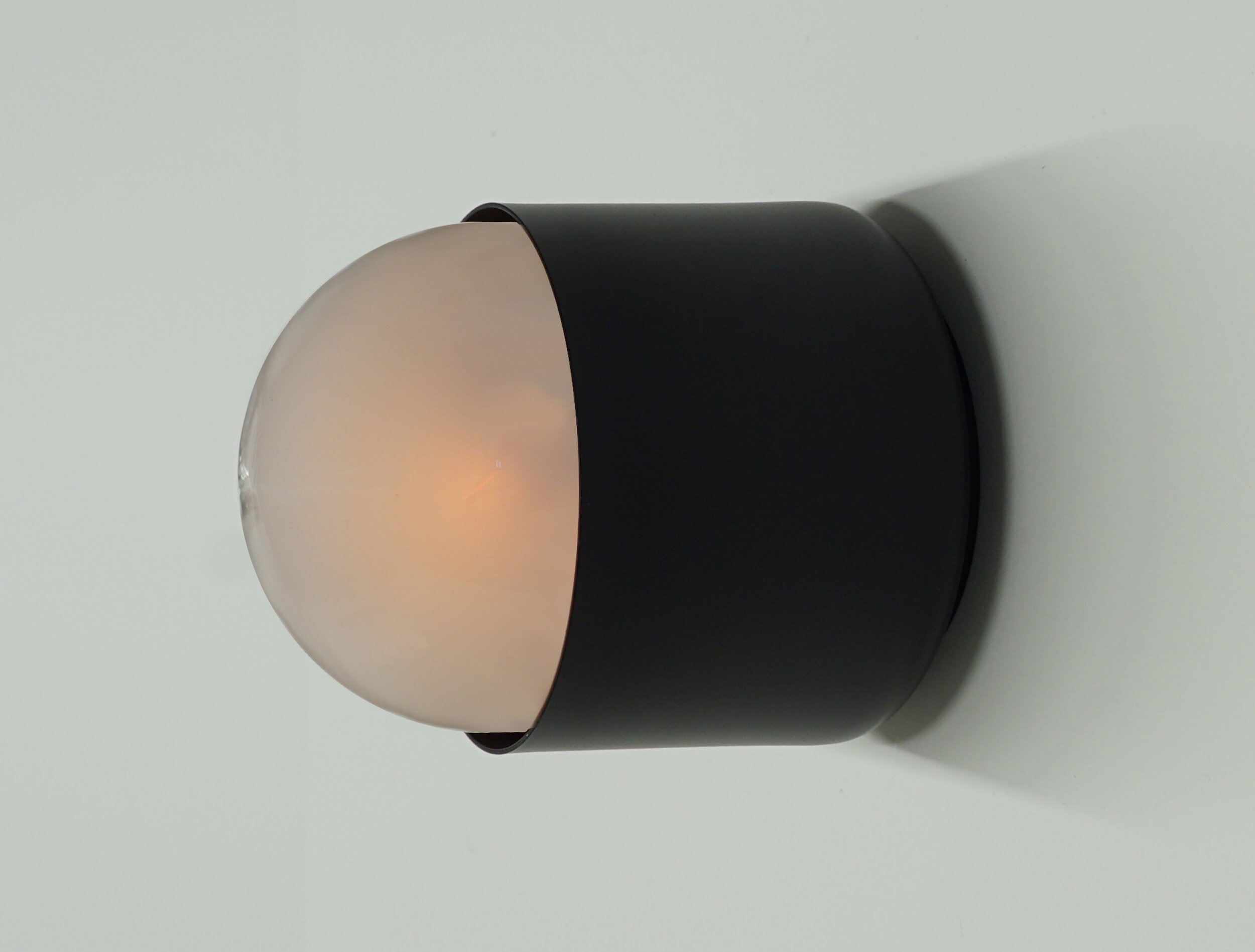  CASE-REAL（ケース・リアル）とKOICHI FUTATSUMATA STUDIOを主宰する二俣公一がデザインしたブラケットライト Untitled。開発協力はBRANCH LIGHTING DESIGNの中村達基、製作はライティング創が手掛けた。 