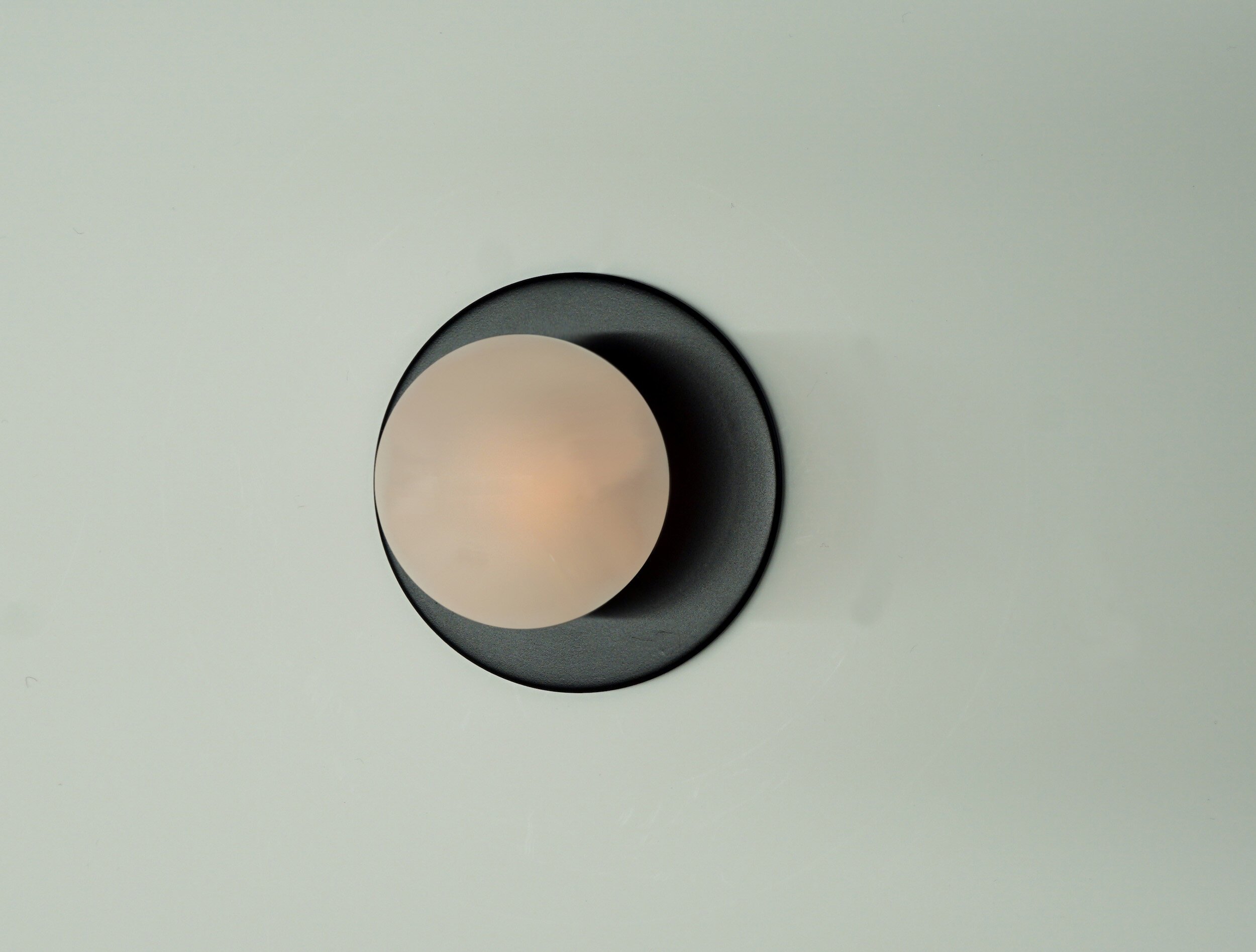  CASE-REAL（ケース・リアル）とKOICHI FUTATSUMATA STUDIOを主宰する二俣公一がデザインしたブラケットライト Untitledの発光部をすべて露出したタイプのサイズバリエーション。開発協力はBRANCH LIGHTING DESIGNの中村達基、製作はライティング創が手掛けた。 