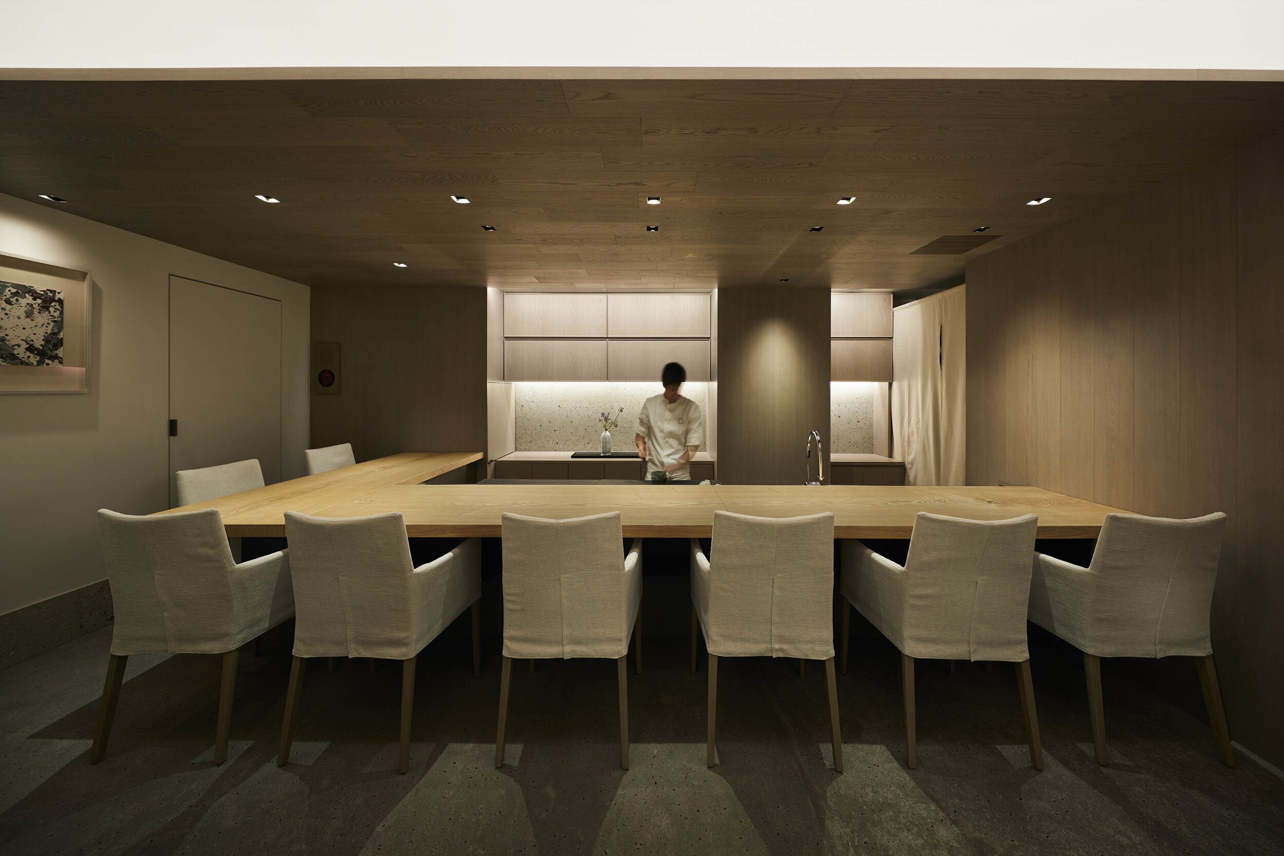  プラスタックplastacの奥昌子がインテリアデザインを手掛けた日本料理レストラン「GINZA 豉 KUKI」。カウンター天板はタモ材 