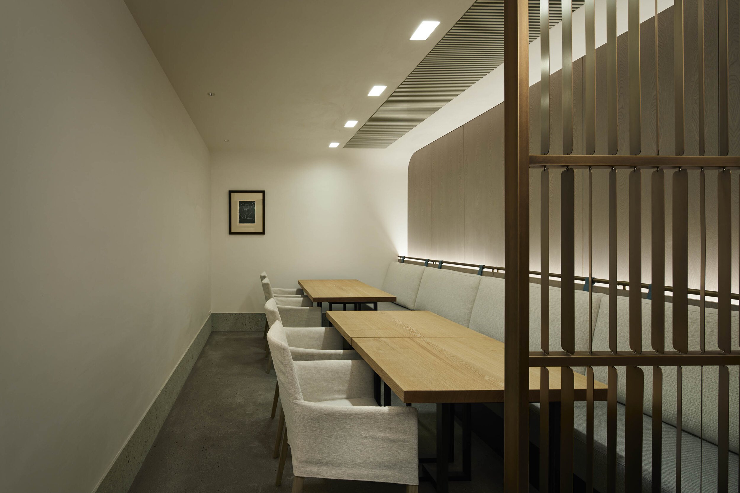  プラスタックplastacの奥昌子がインテリアデザインを手掛けた日本料理レストラン「GINZA 豉 KUKI」のテーブル席。 