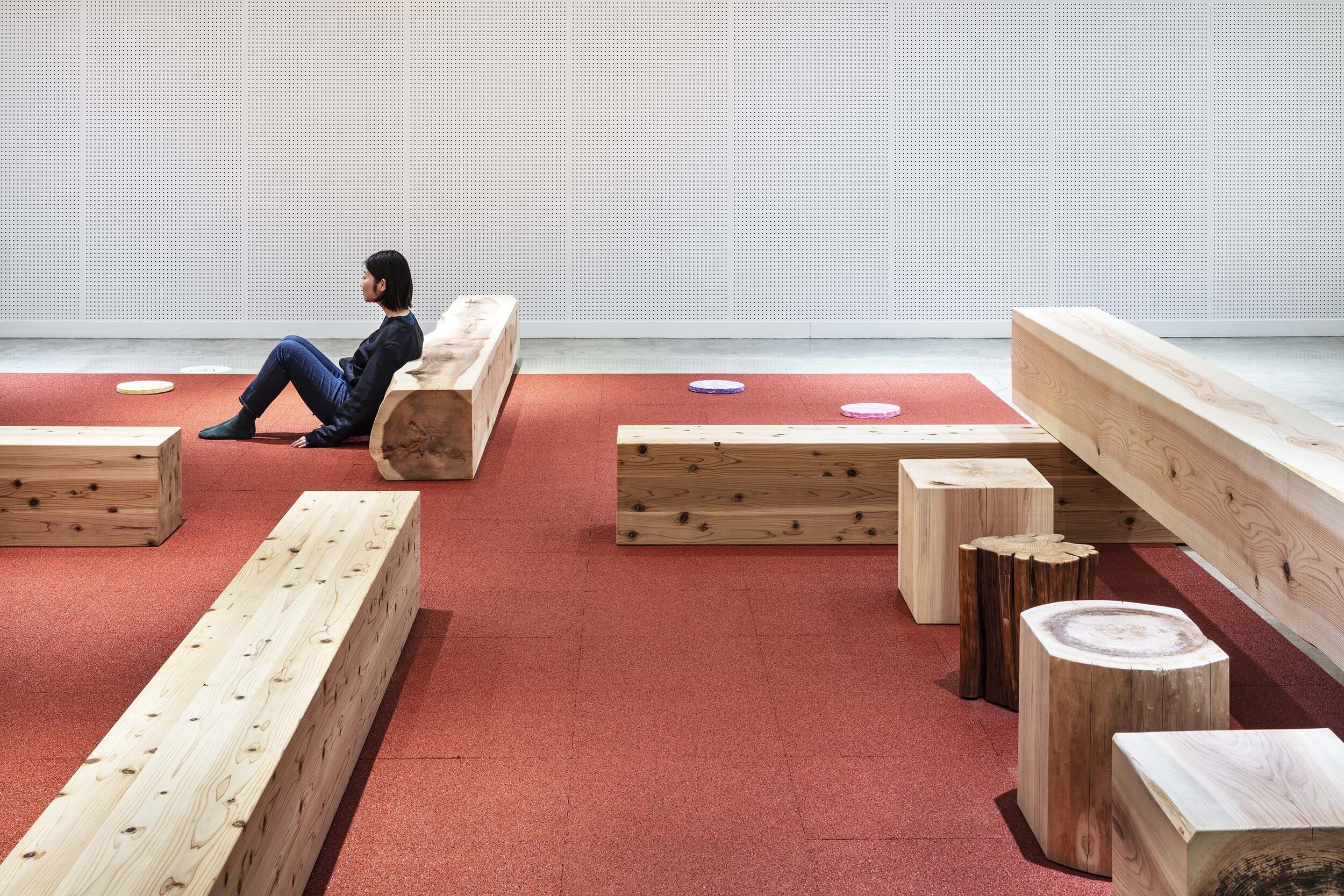  トラフ建築設計事務所 Torafu Architectsの鈴野浩一と禿真哉がインテリアデザインを手掛けた「丸太広場キトキ」の休憩スペース 