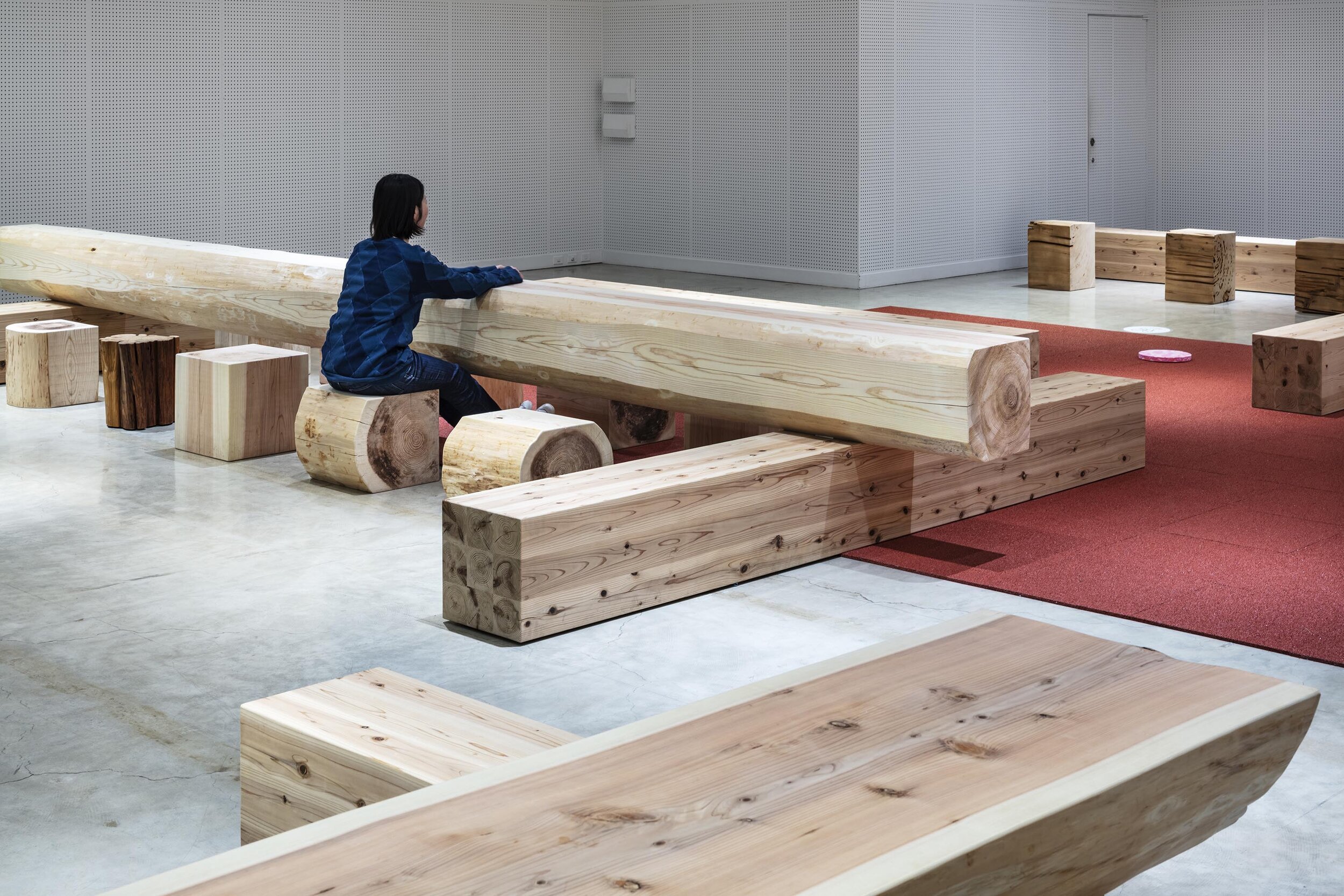  トラフ建築設計事務所 Torafu Architectsの鈴野浩一と禿真哉がインテリアデザインを手掛けた「丸太広場キトキ」。丸太はベンチやテーブルとして使うことができる 