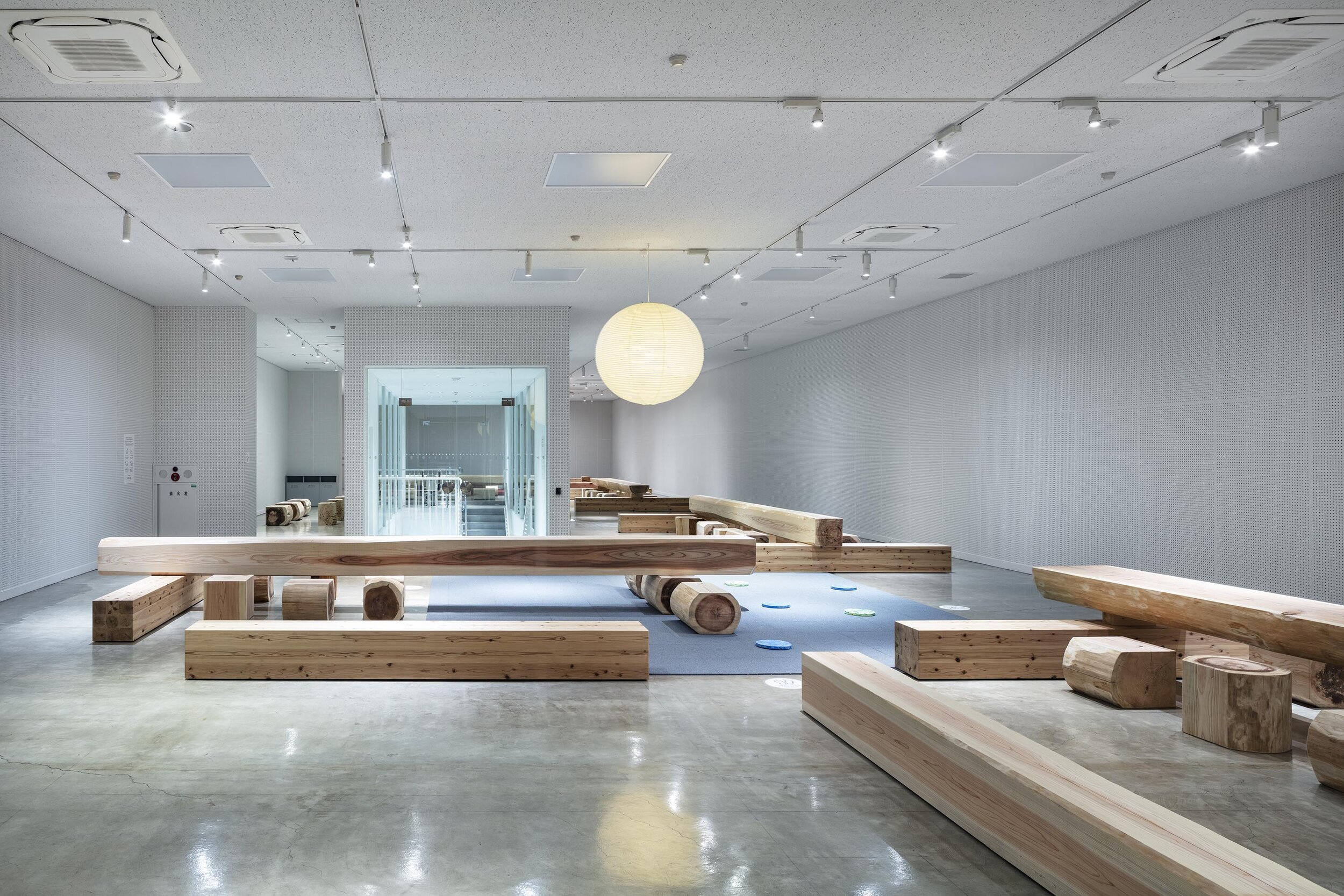  トラフ建築設計事務所 Torafu Architectsの鈴野浩一と禿真哉がインテリアデザインを手掛けた「丸太広場キトキ」の全景 
