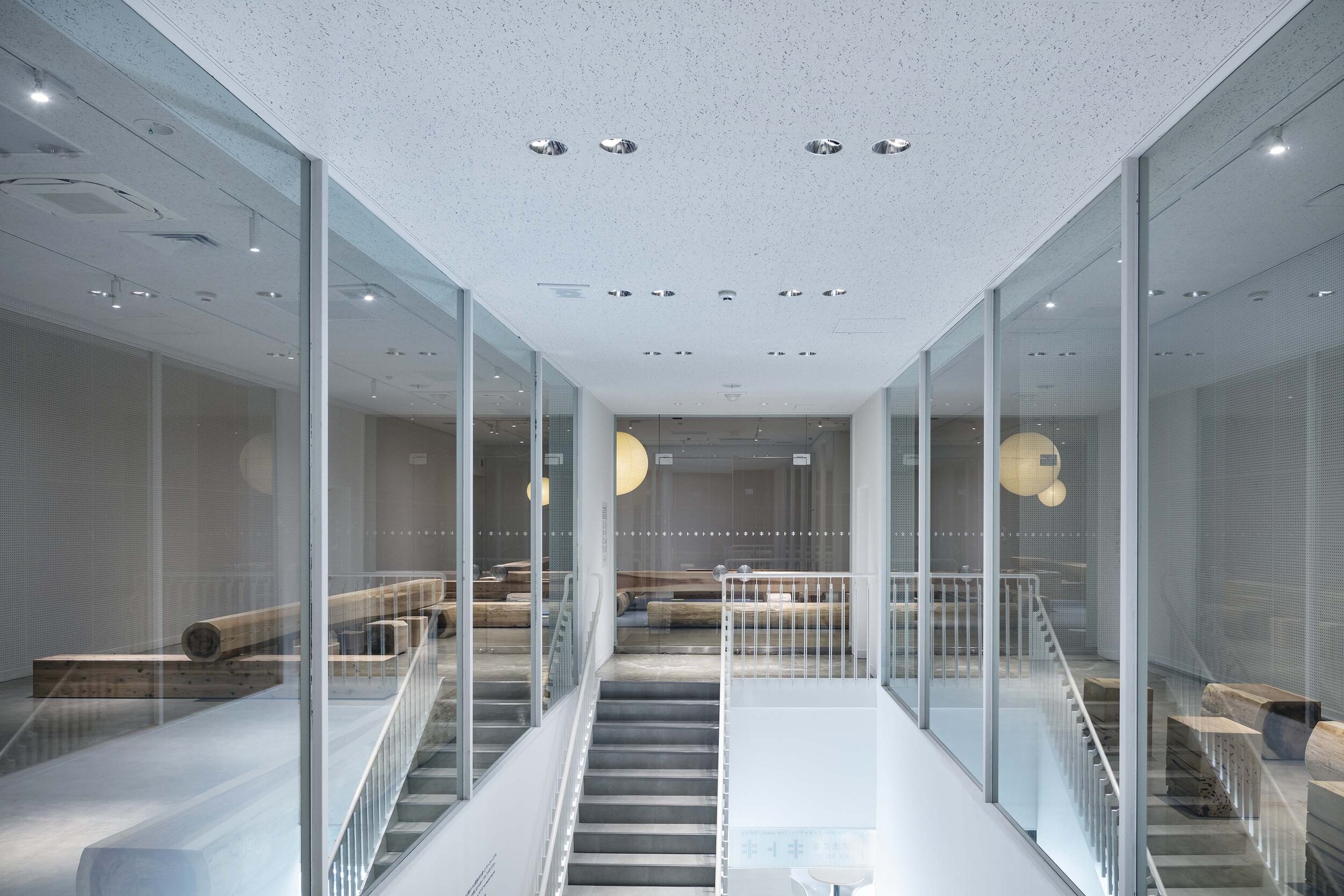 トラフ建築設計事務所 Torafu Architectsの鈴野浩一と禿真哉がインテリアデザインを手掛けた「丸太広場キトキ」の階段まわり 
