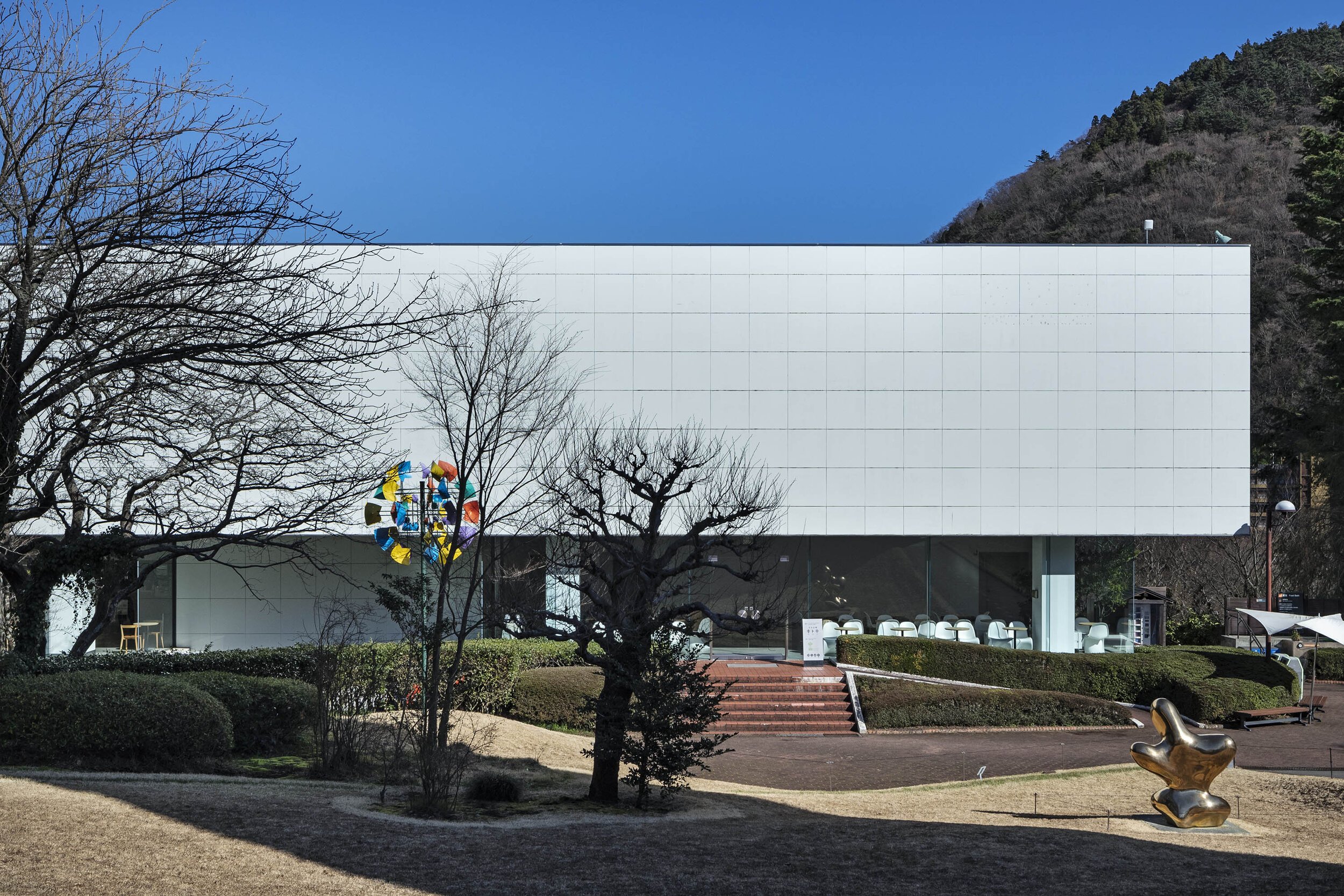  トラフ建築設計事務所 Torafu Architectsの鈴野浩一と禿真哉がインテリアデザインを手掛けた「丸太広場キトキ」の外観 