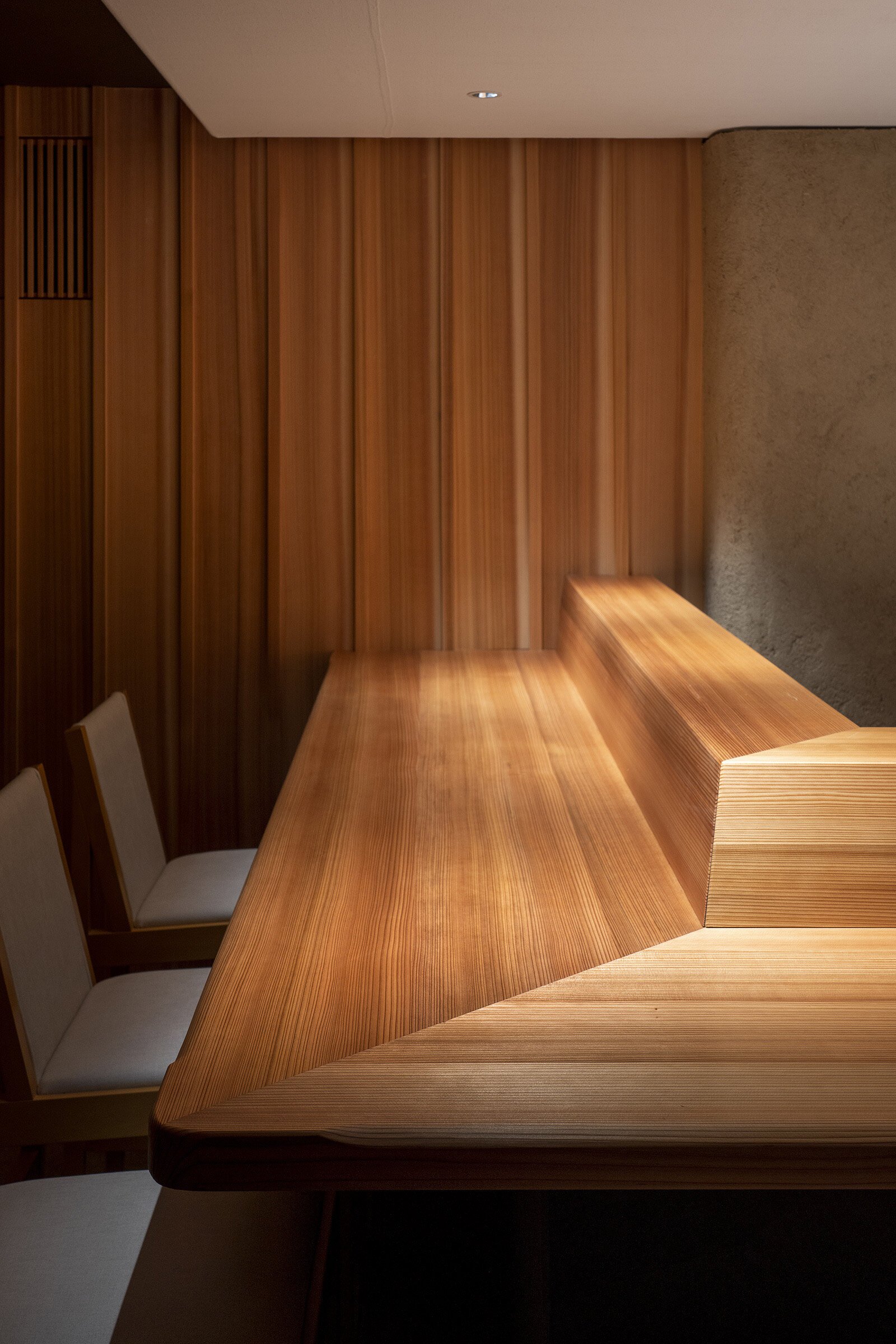  cafe co.の森井良幸がインテリアデザインを手掛けた「鮨 かうと」のカウンター。カウンター天板は吉野の木工作家の森幸太郎（木工 森）によるもの。 