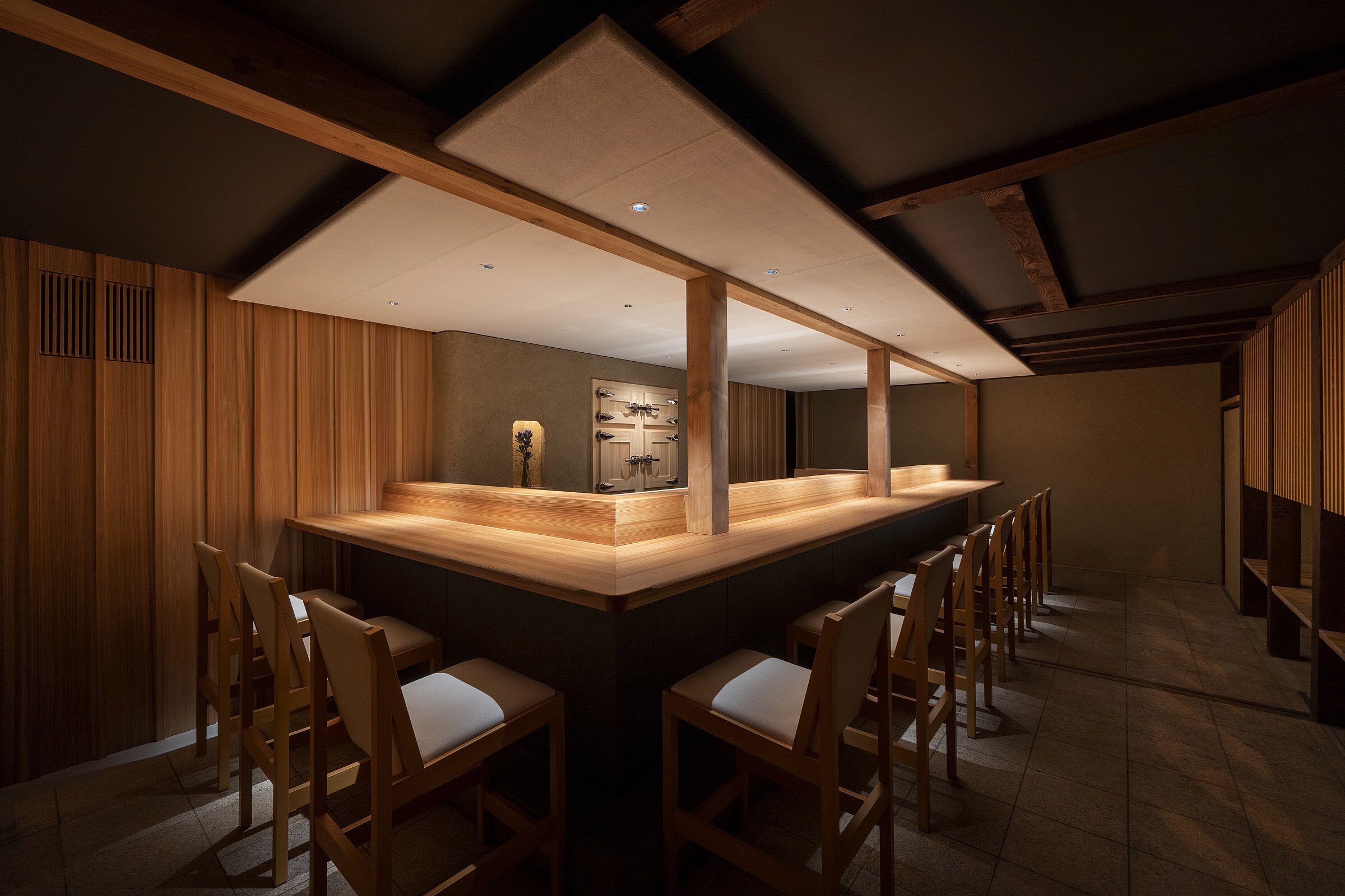  cafe co.の森井良幸がインテリアデザインを手掛けた寿司レストラン「鮨 かうと」のインテリア 