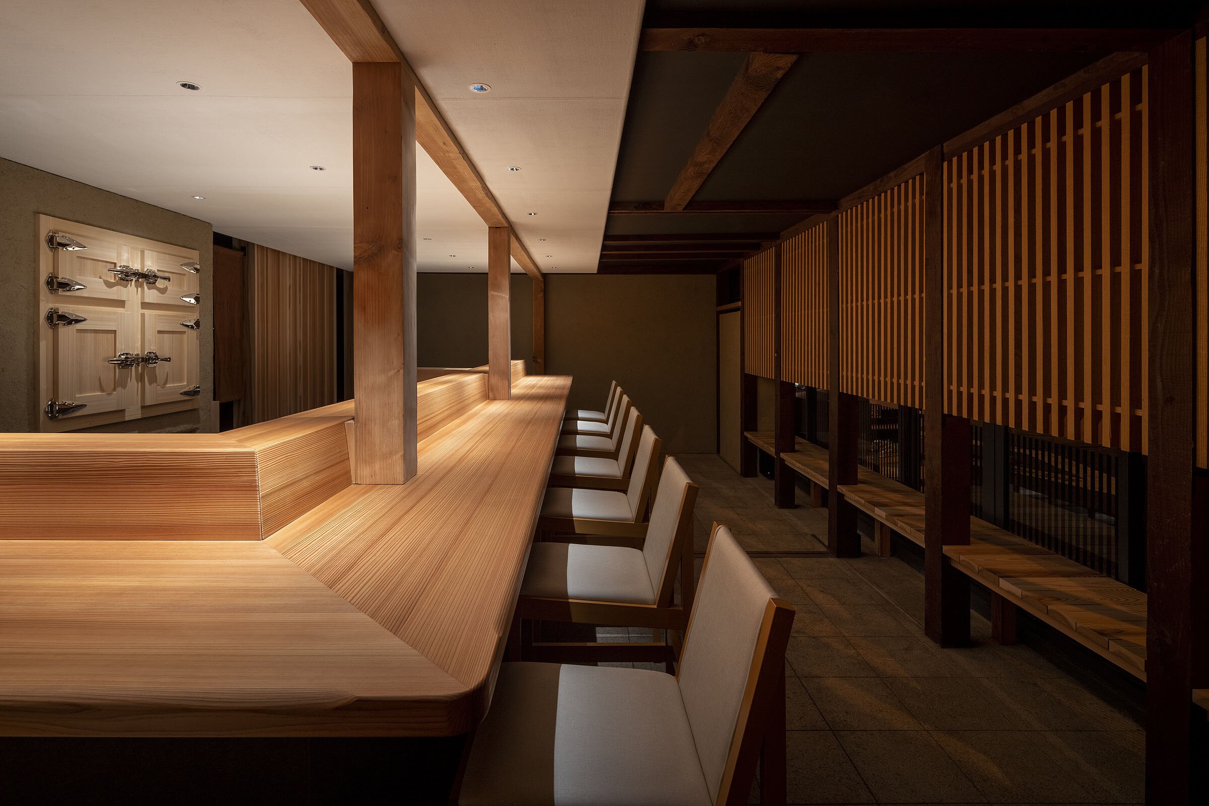  cafe co.の森井良幸がインテリアデザインを手掛けた「鮨 かうと」。カウンターは吉野の木工作家、森幸太郎によるもの。 