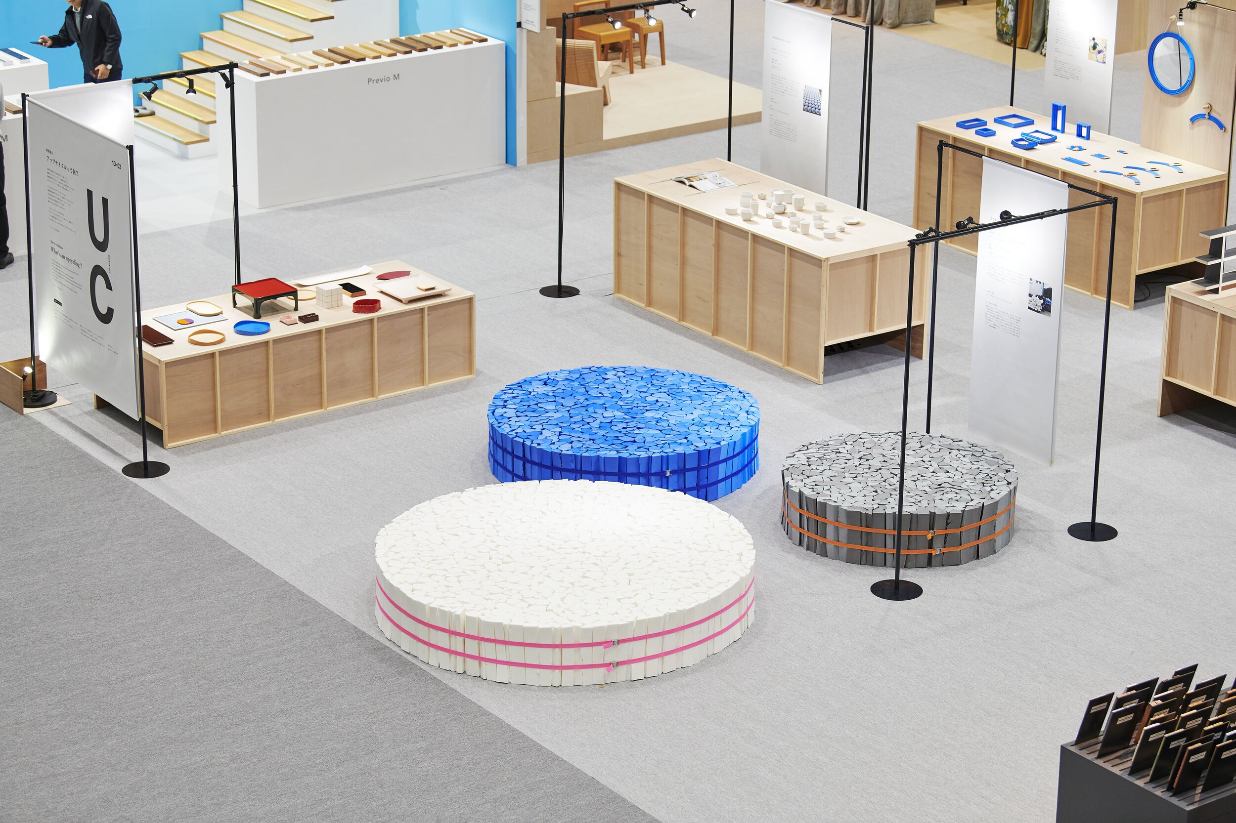  トラフ建築設計事務所 TORAFU ARCHITECTSの鈴野浩一と禿真哉がデザインした、端材をアップサイクルした「もこもこソファ」。展示会場での様子 
