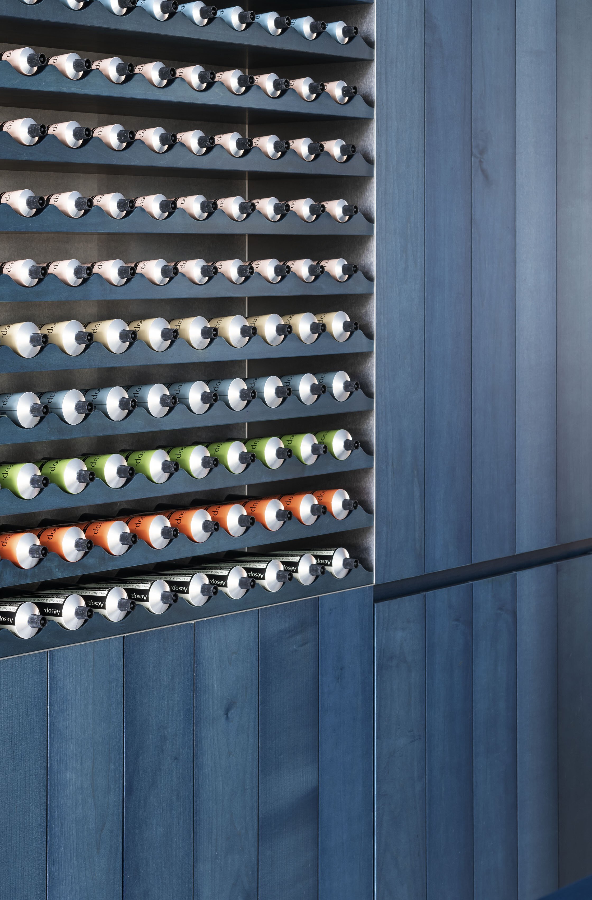  トラフ 建築設計事務所の鈴野浩一と禿真哉がインテリアデザインを手掛けたAesopイソップ ニュウマン横浜店の商品棚のディテール。素材はBUAISOUが藍染したメープル材 