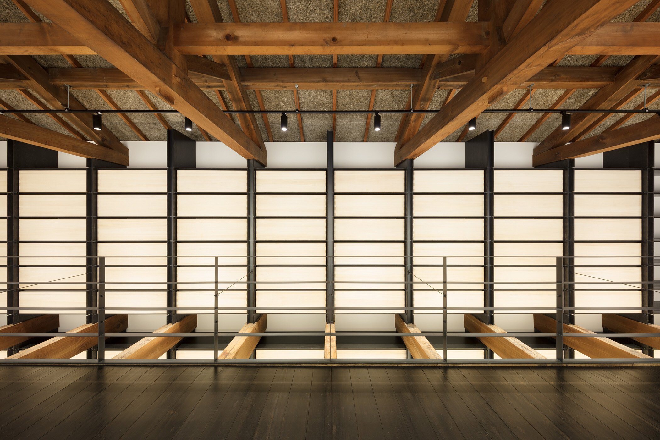  ABOUTの佛願忠洋がインテリアデザインを手掛けた、中川政七商店の「時蔵 TOKIGURA」。1階から2階まで、壁面の桐箱は連続する 