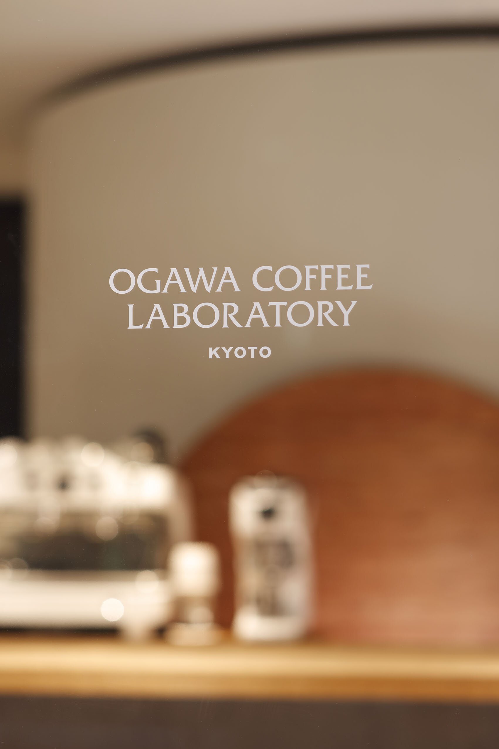  Yusuke Seki Studioの関祐介がデザインしたカフェOgawa Coffee Laboratoryのサインとインテリア 