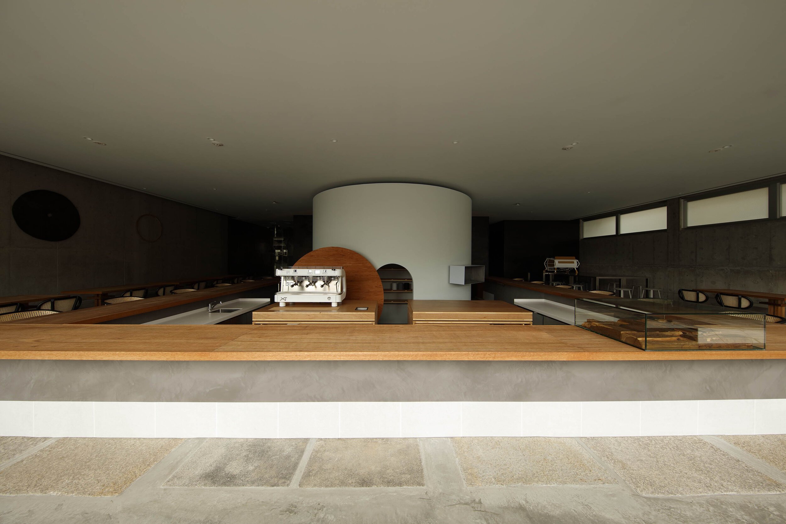  Yusuke Seki Studioの関祐介がデザインしたカフェOgawa Coffee Laboratoryのインテリアと蔵 