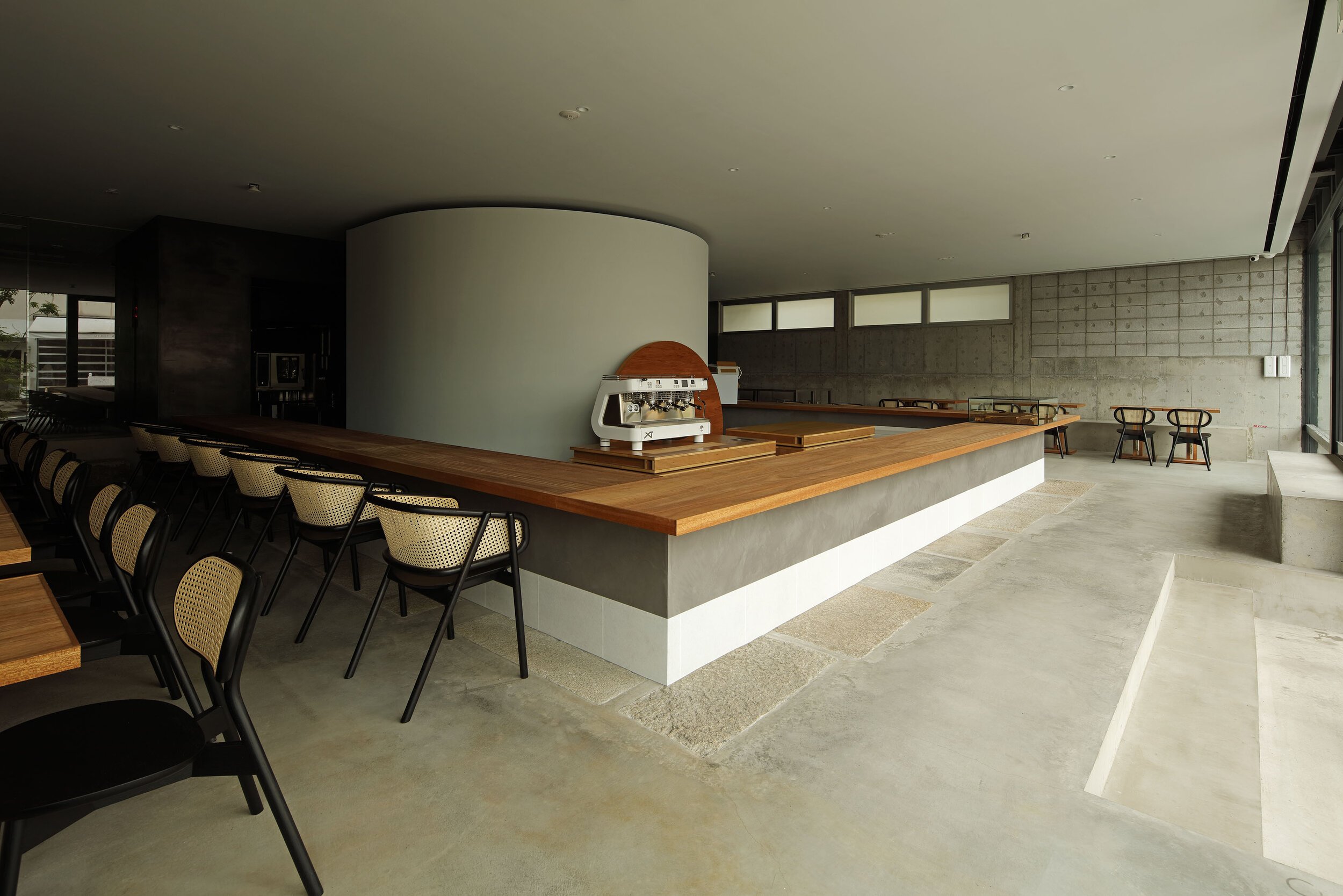  Yusuke Seki Studioの関祐介がデザインしたカフェOgawa Coffee Laboratoryの客席とカウンター 