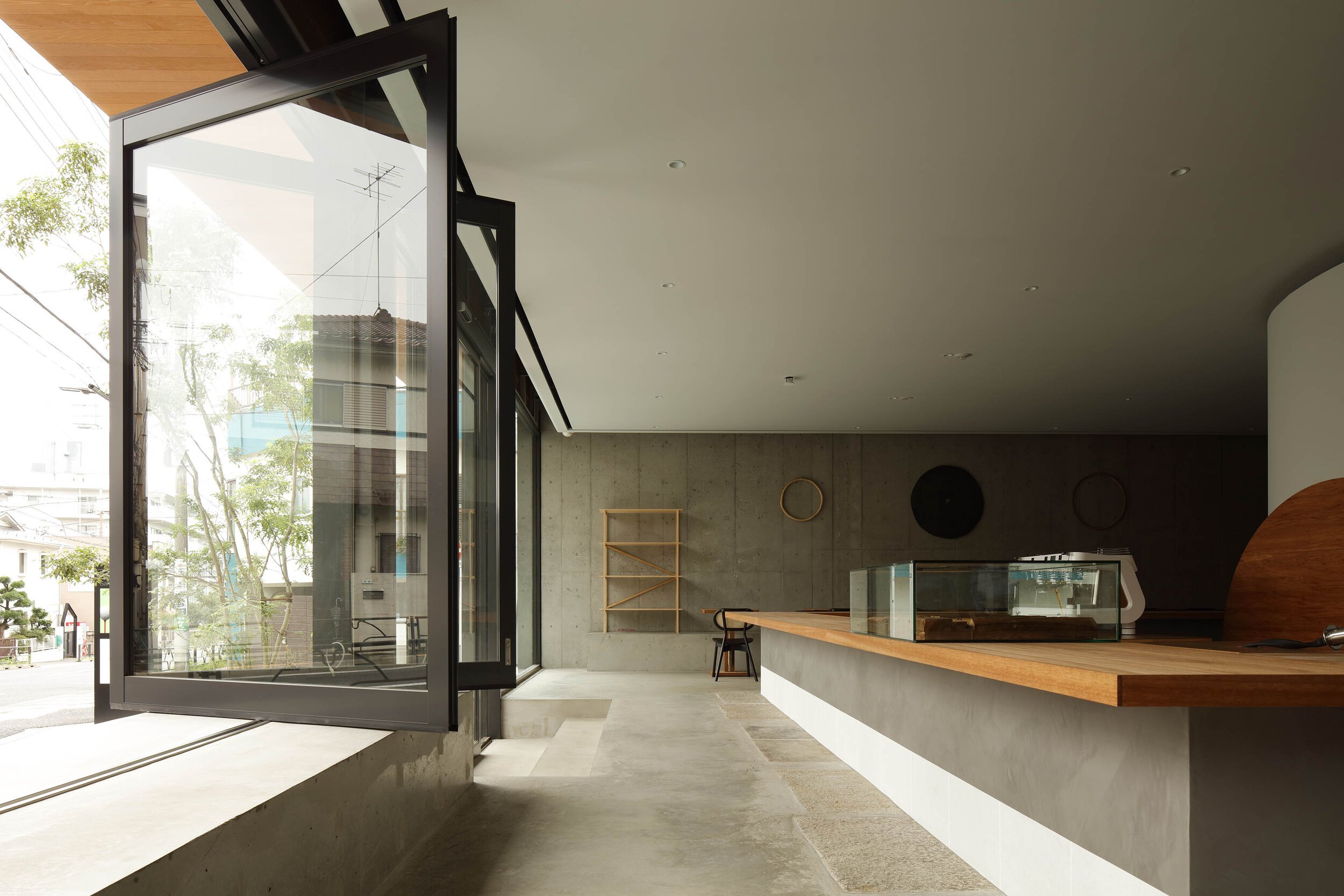  Yusuke Seki Studioの関祐介がデザインしたカフェOgawa Coffee Laboratory。全面開放できるガラス扉 