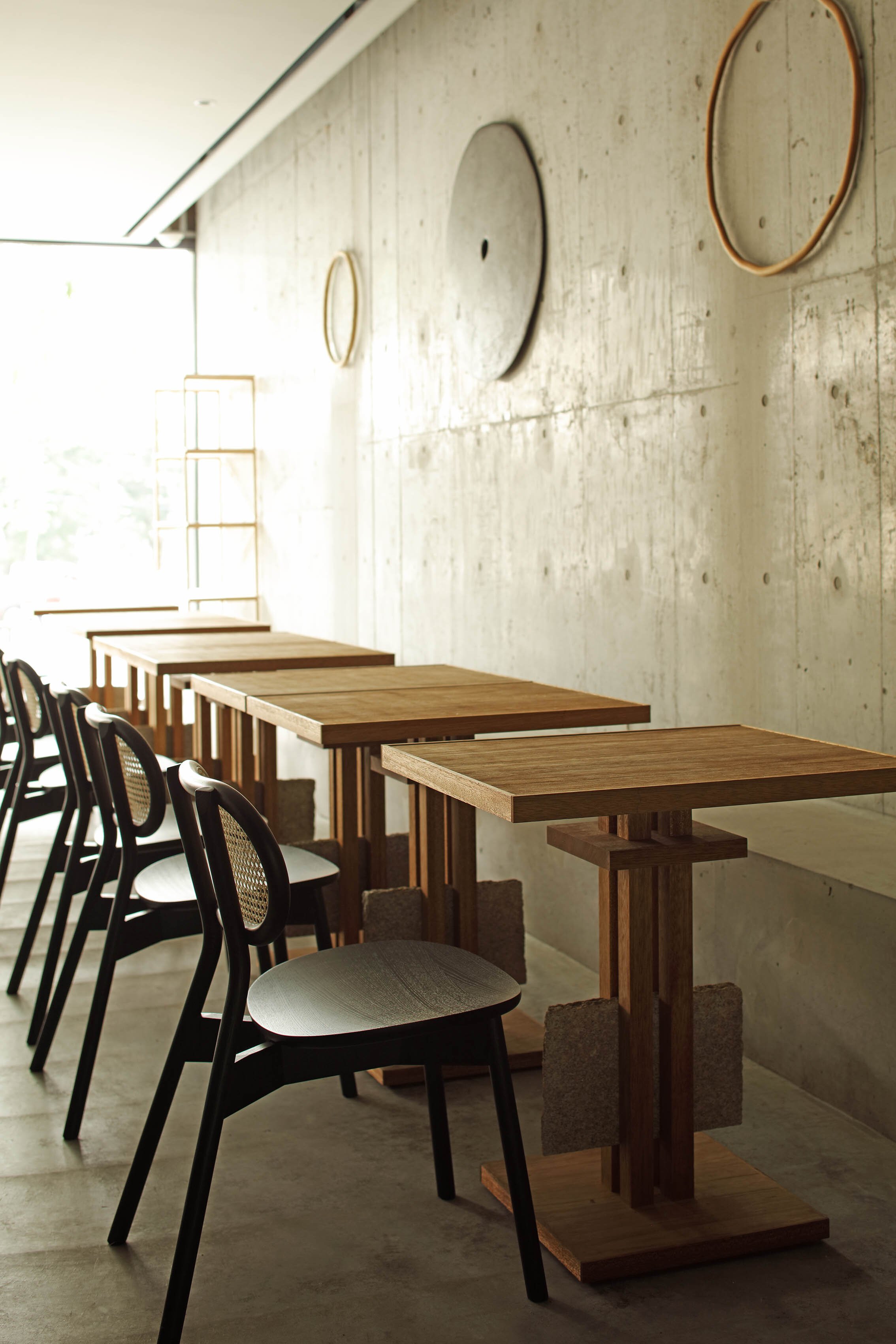  Yusuke Seki Studioの関祐介がデザインしたカフェOgawa Coffee Laboratoryのテーブル席 