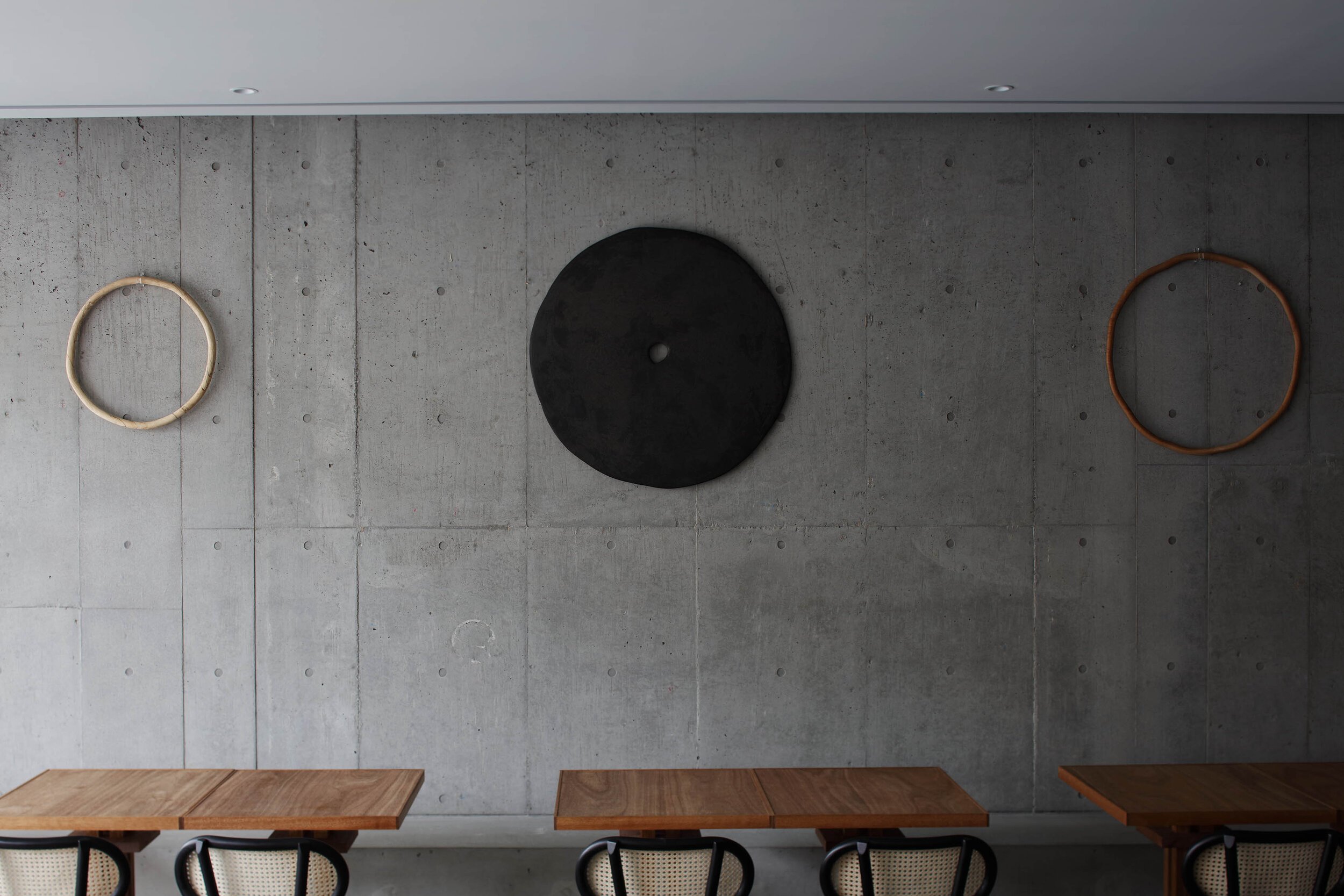  Yusuke Seki Studioの関祐介がデザインしたOgawa Coffee Laboratoryのテーブル席まわり 