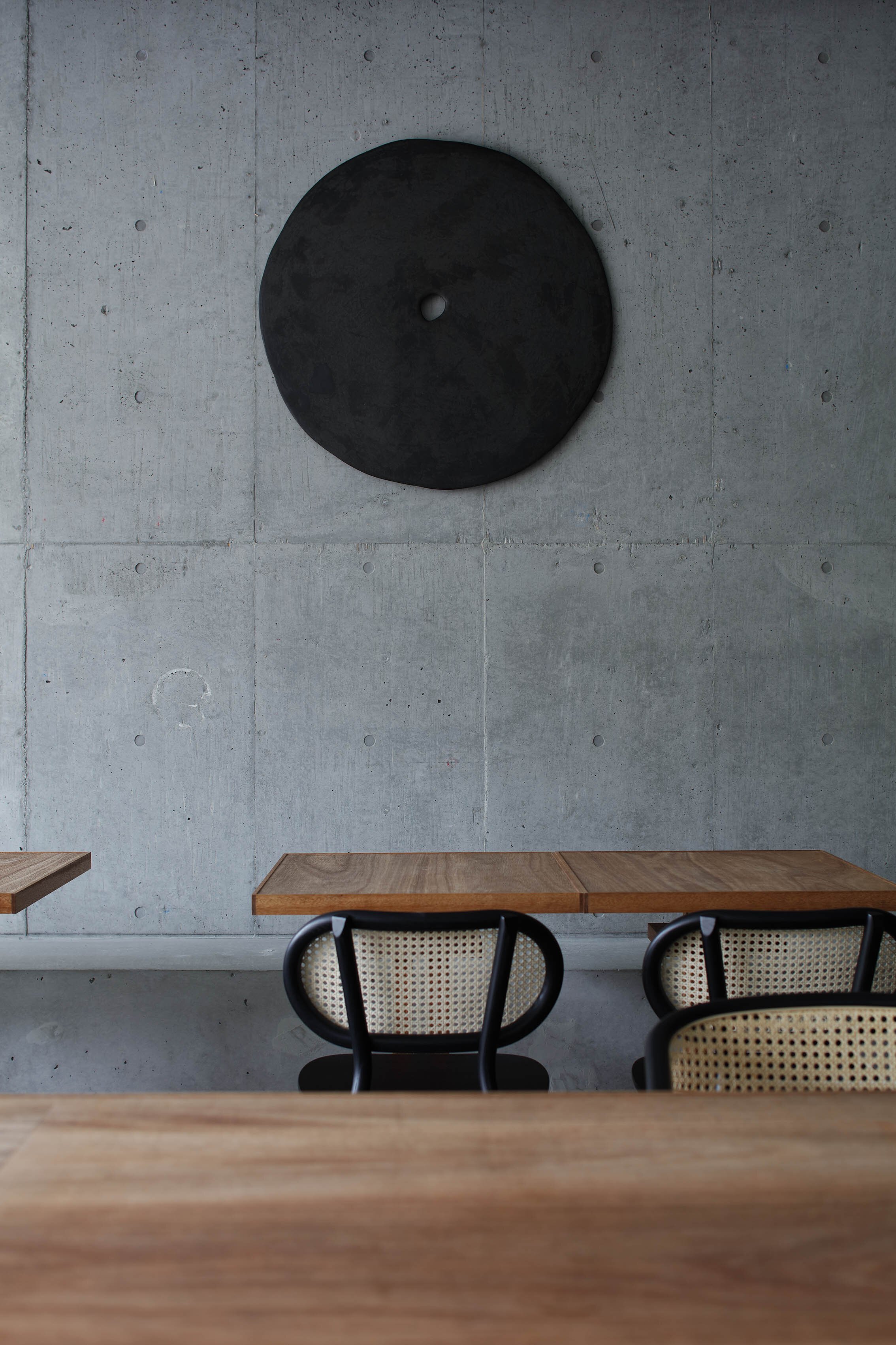  Yusuke Seki Studioの関祐介がデザインしたOgawa Coffee Laboratoryのテーブル席とカウンター 