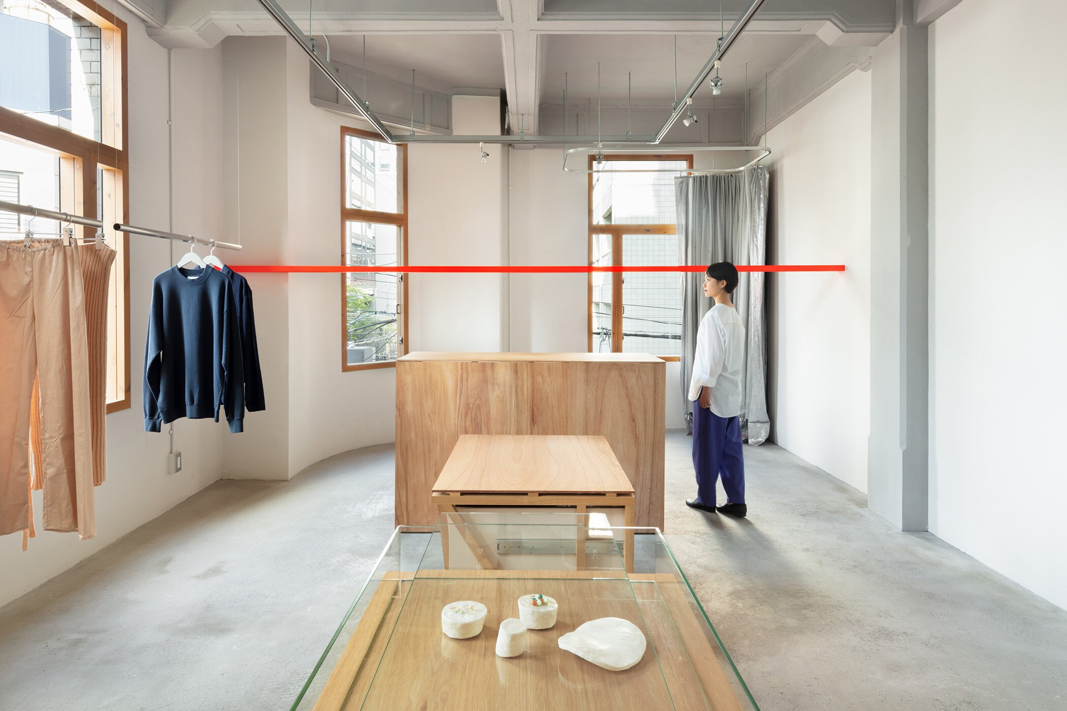  Yusuke Seki Studioの関祐介がインテリアデザインを手掛けたセレクトショップ I SEE ALLの棚板は目線高さに設けられた 