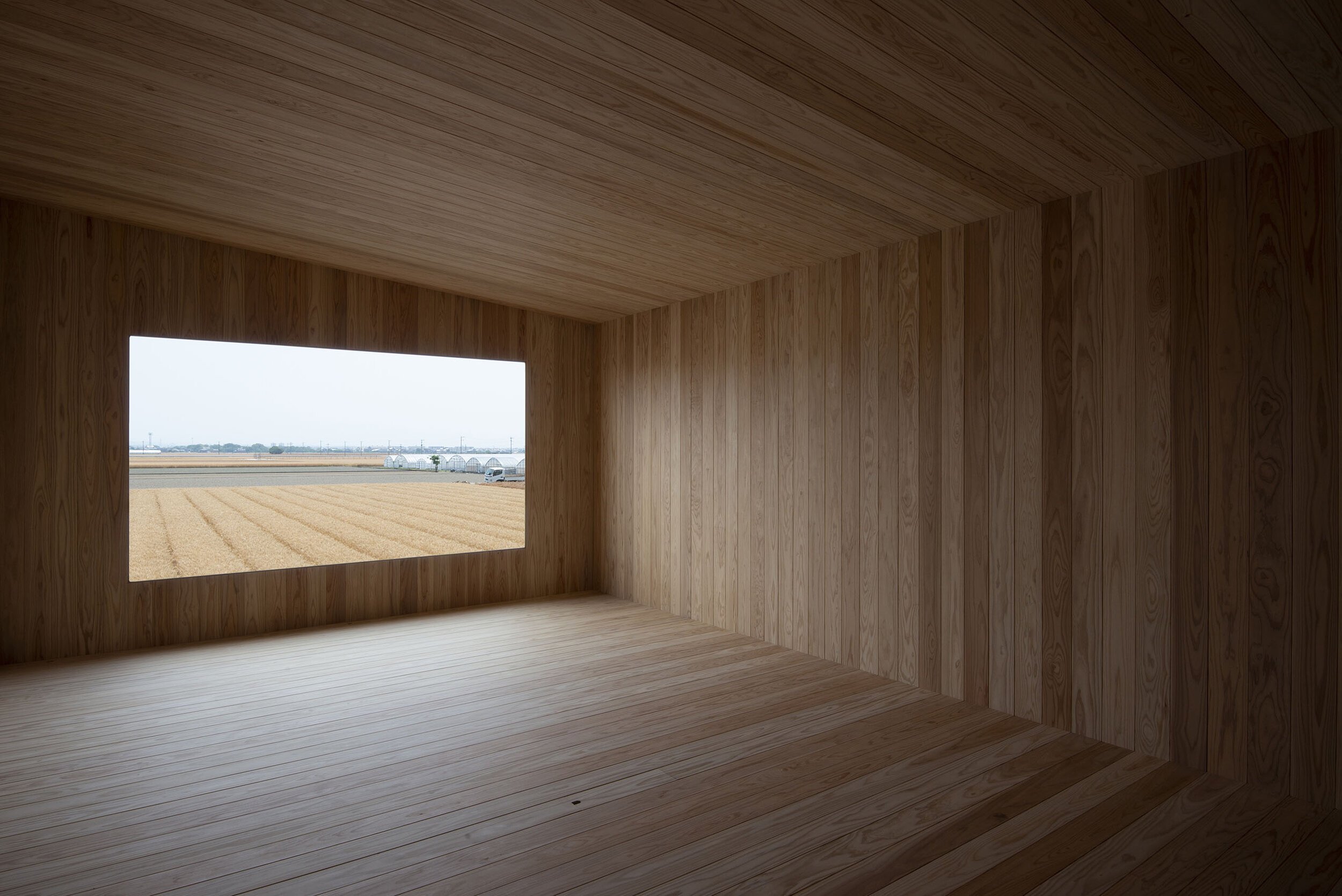  TORU SHIMOKAWA architectsの下川徹がインテリアデザインを手掛けた福岡のNACA GALLERY。開口部からは田園風景を望む 