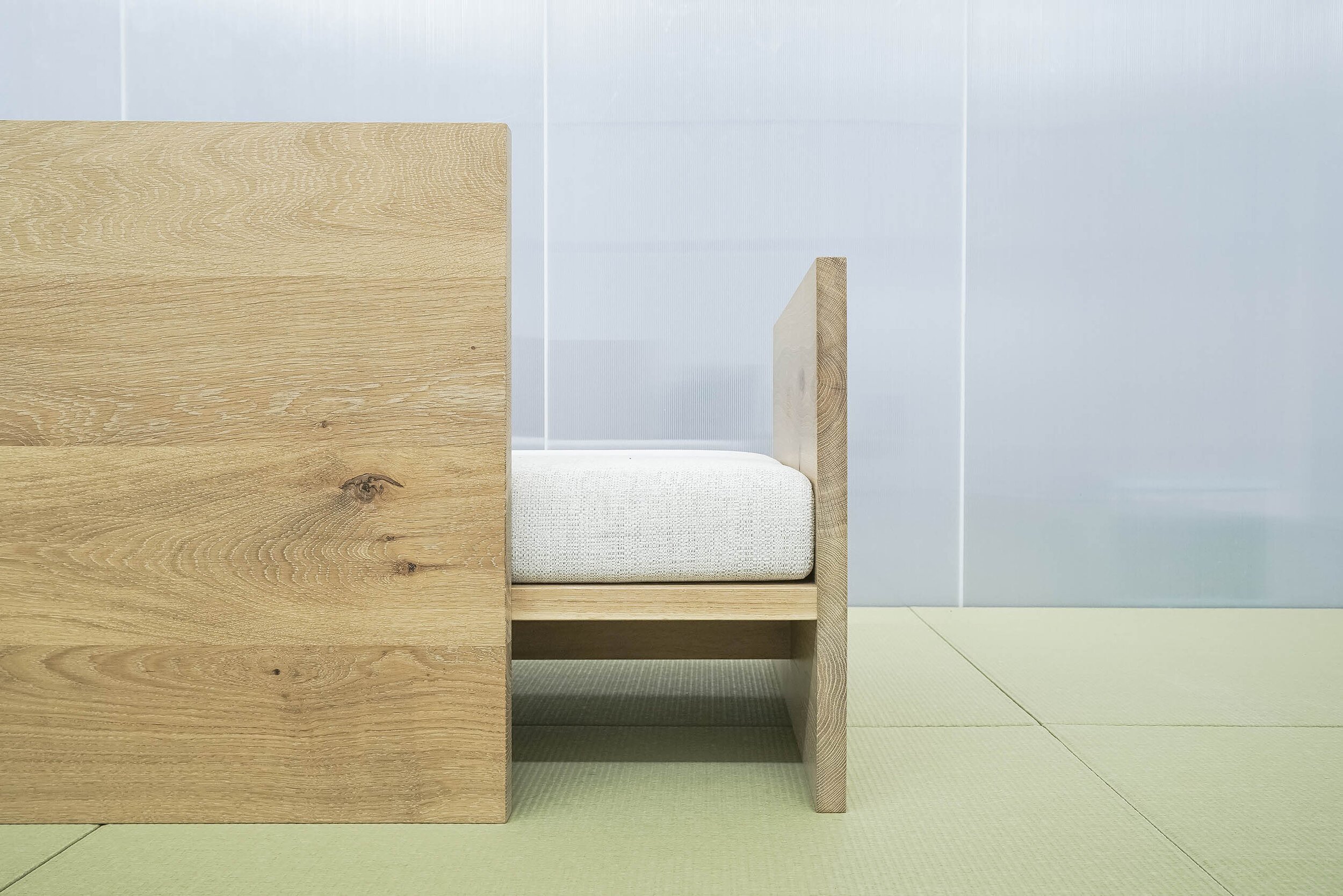 2id Architectsの岡田宰がデザインしたソファ DDD SOFA。背、側板、座面を組み合わせたシンプルな構成 