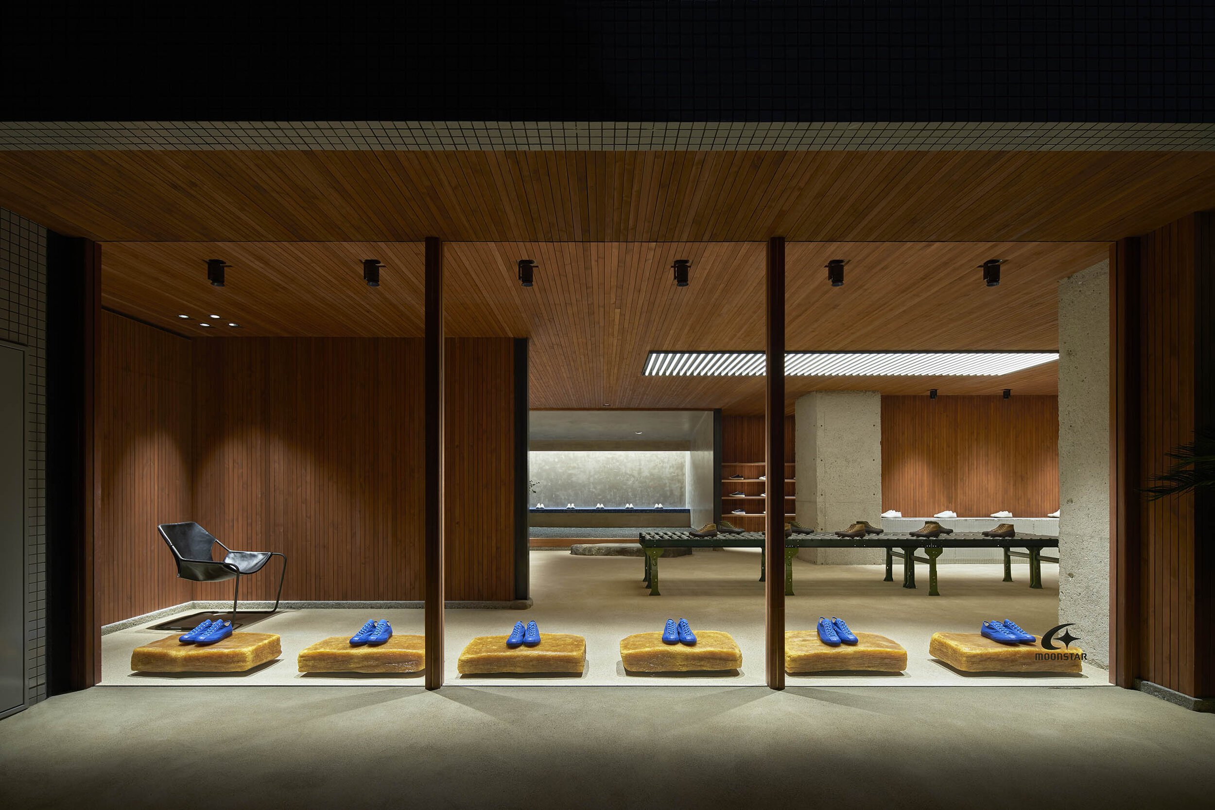  TORU SHIMOKAWA architectsの下川徹がインテリアデザインを手掛けたALSO MOONSTAR（オルソー・ムーンスター ）のファサード 