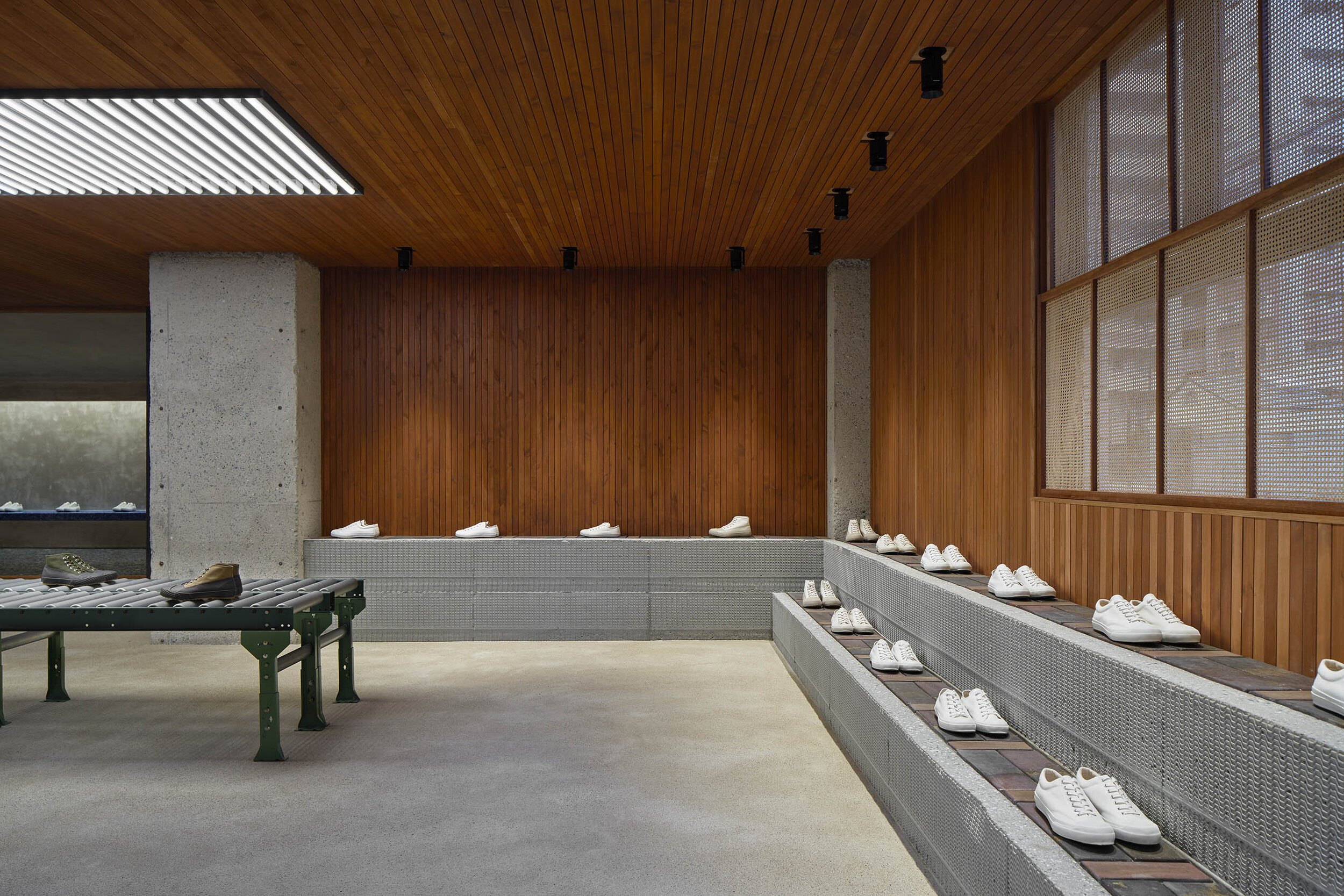  TORU SHIMOKAWA architectsの下川徹がインテリアデザインを手掛けたALSO MOONSTAR（オルソー・ムーンスター ）のショップエリア 