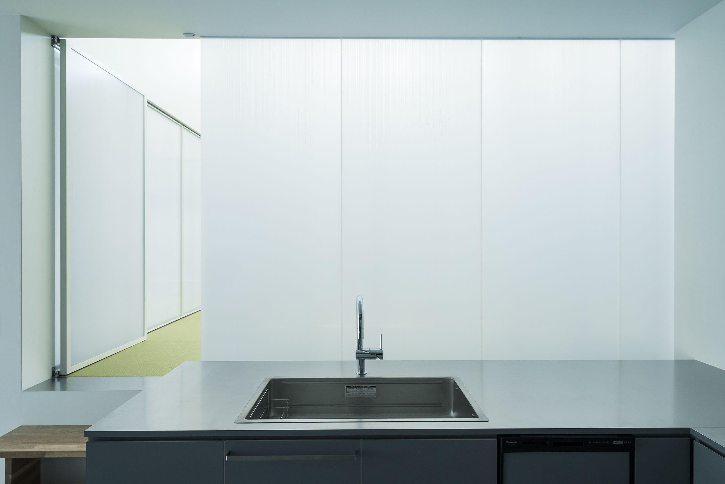  2id Architectsの岡田宰 Tsukasa Okada がデザインした住宅 Dan Dan Dan Houseのキッチン 