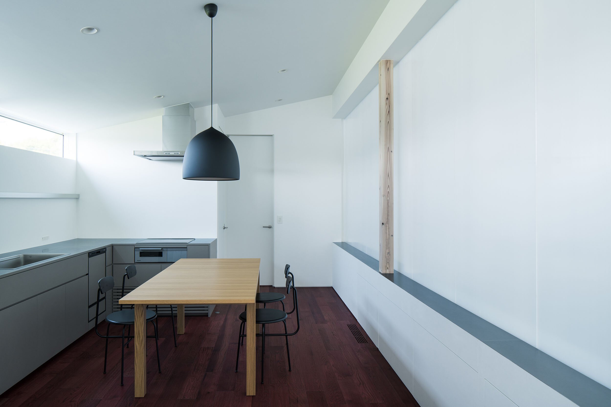  2id Architectsの岡田宰 Tsukasa Okada がデザインした住宅 Dan Dan Dan Houseのダイニングキッチン 