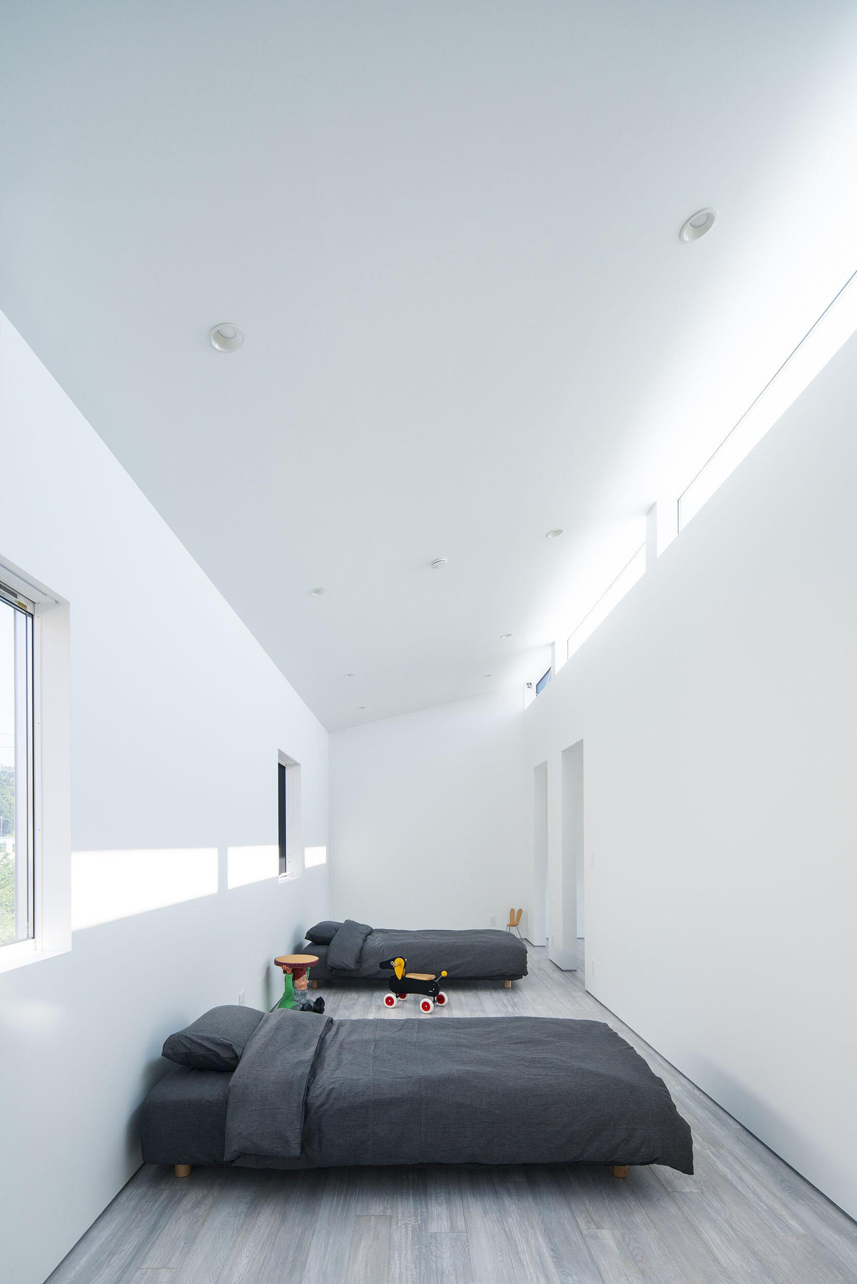  2id Architectsの岡田宰 Tsukasa Okada がデザインした住宅 Dan Dan Dan Houseのベッドルーム 