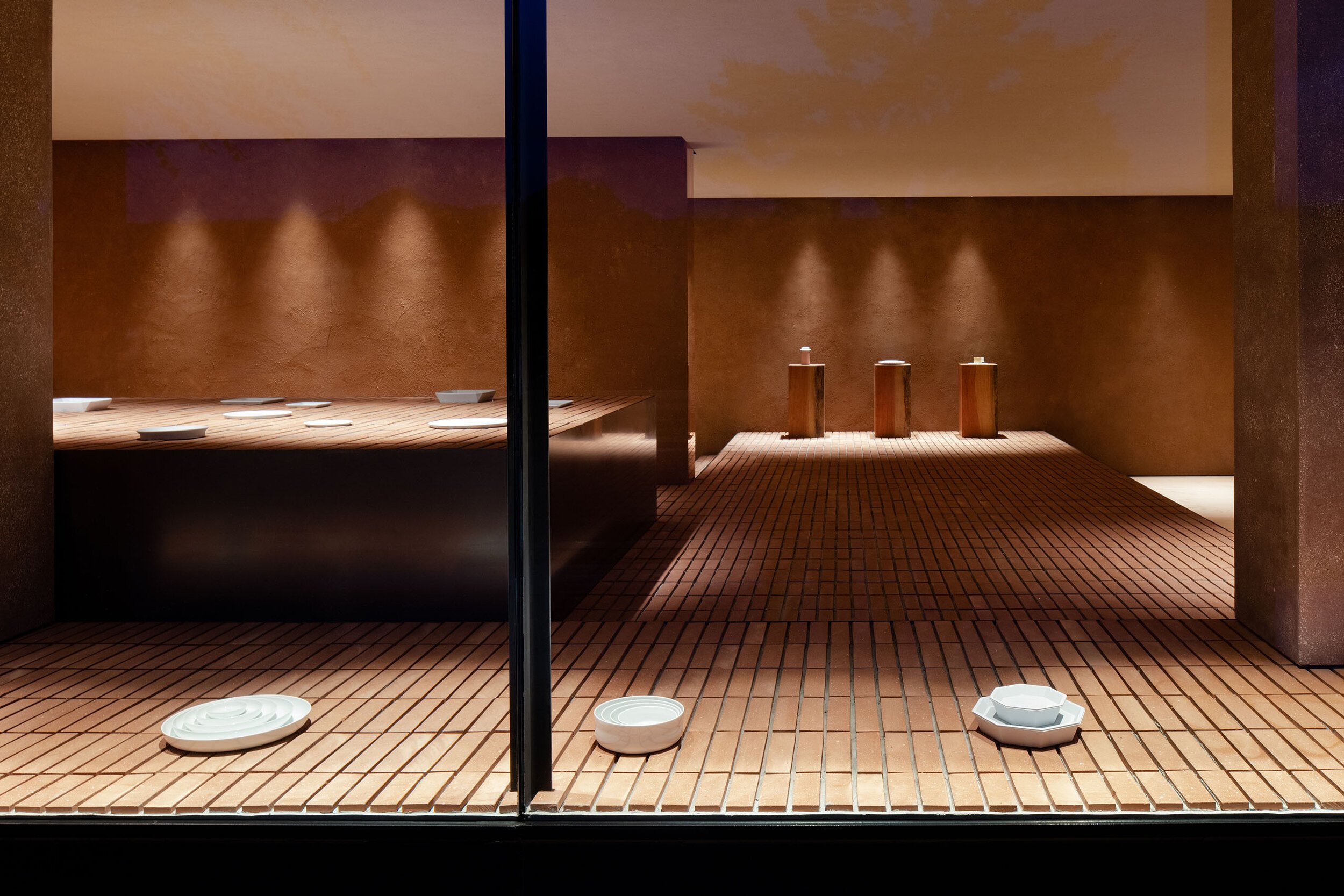  TERUHIRO YANAGIHARA STUDIOの柳原照弘がデザインした1616/arita japan 有田ショールームの開口部まわり 