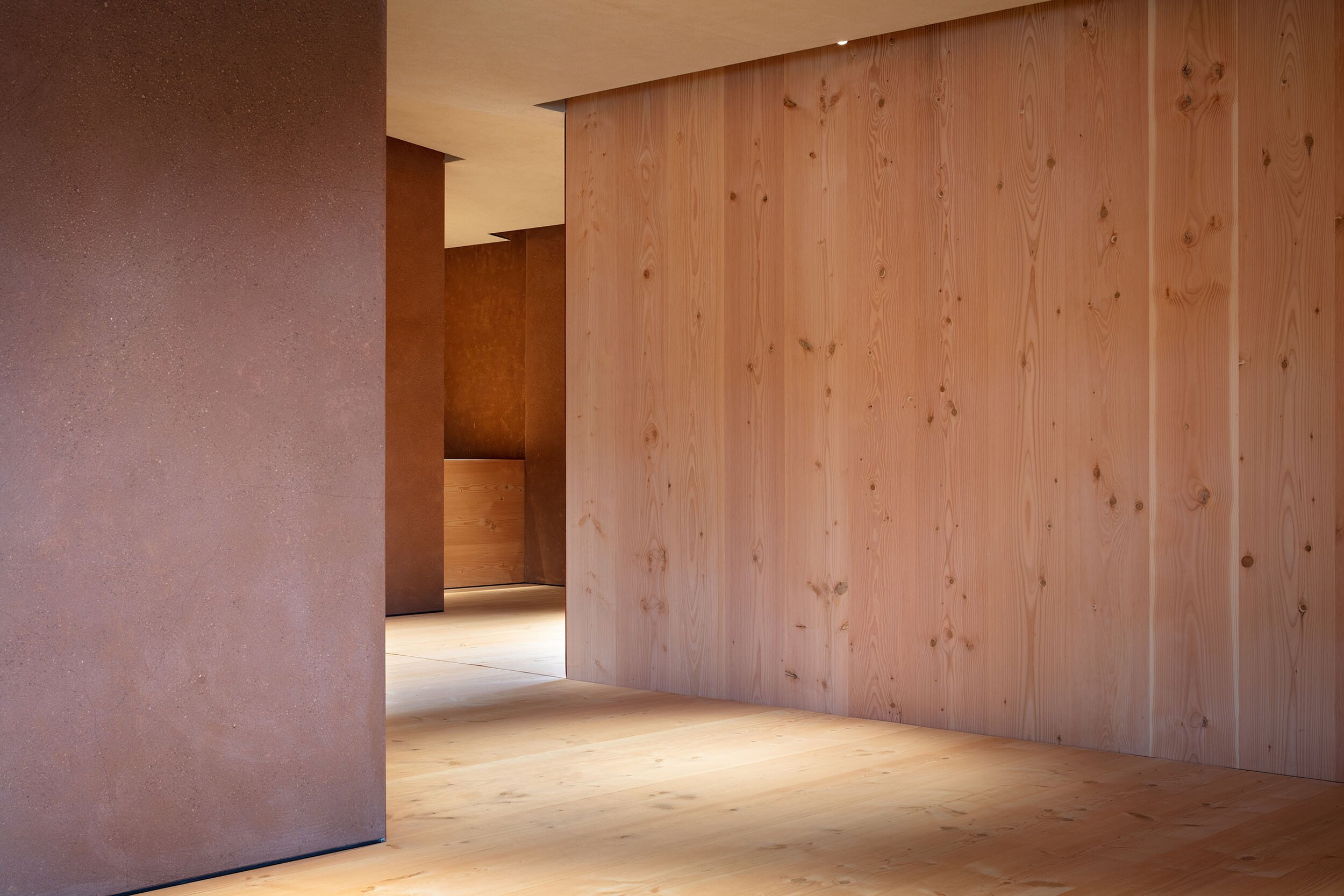  TERUHIRO YANAGIHARA STUDIOの柳原照弘がデザインした1616/arita japan 有田ショールームの壁まわり 