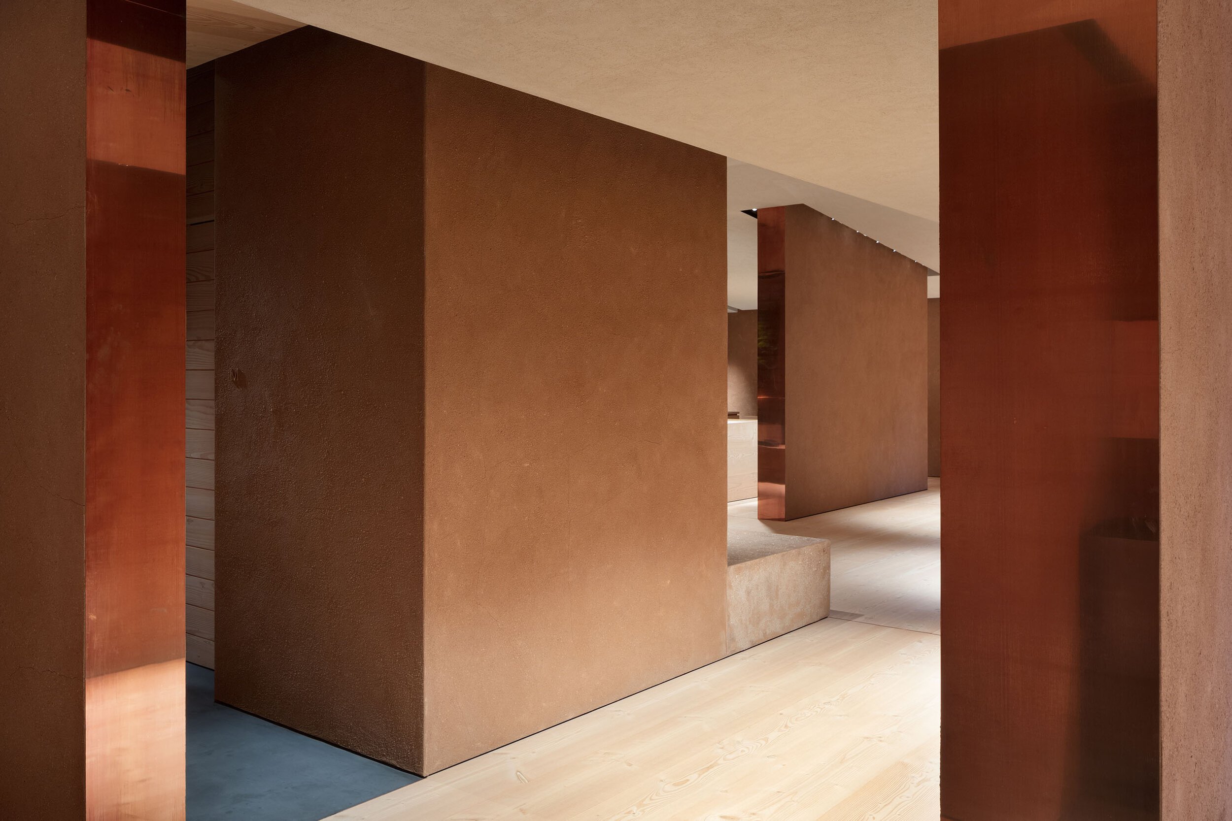  TERUHIRO YANAGIHARA STUDIOの柳原照弘がデザインした1616/arita japan 有田ショールーム。壁の見切りは銅板 