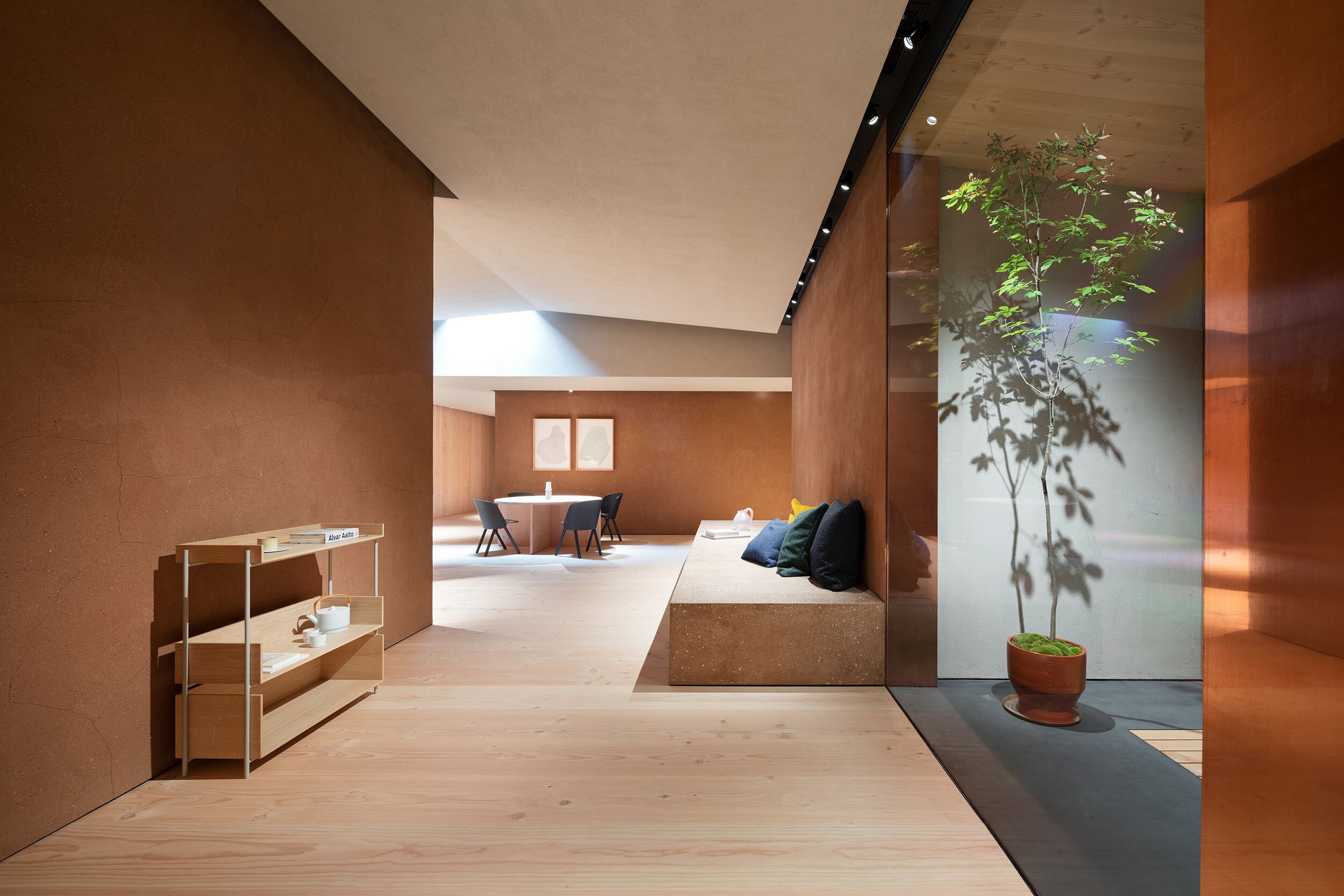  TERUHIRO YANAGIHARA STUDIOの柳原照弘がデザインした1616/arita japan 有田ショールームをバスルーム前から見通す 