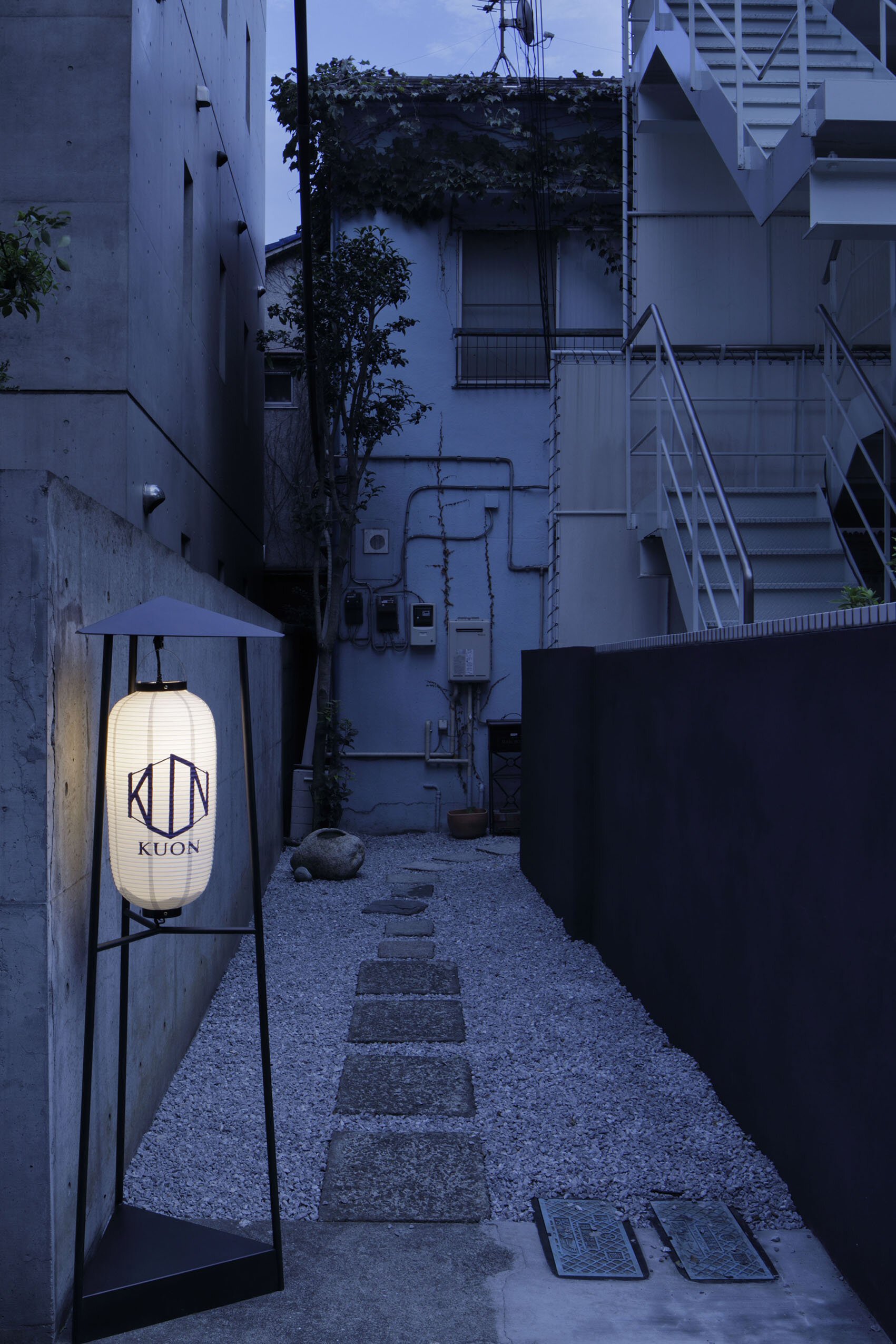  Kanomeがインテリアデザインを手掛けたKUONの屋外アプローチ。 